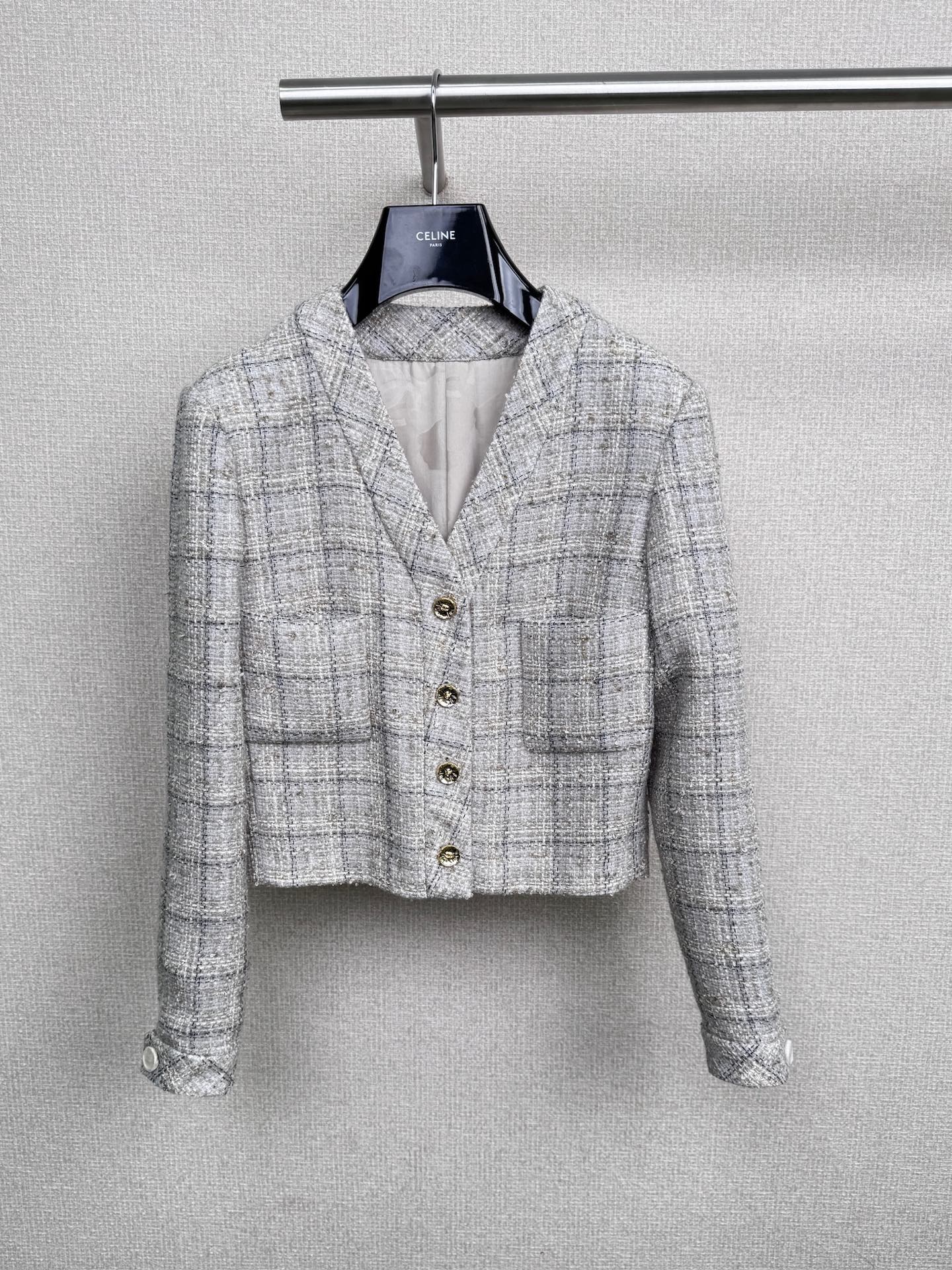 NO:493281,Chanel 2025 autumn new home woolen set, thick tweed fabric, soft and bone-like, paired with exquisite and small gold buttons, full of high-end feeling, and every detail shows quality. Wear it, instantly transform into an elegant socialite, and the temperament is firmly grasped. Its design is very understanding of girls. The slim tailoring perfectly fits the body, outlining the curves just right, making the slimming effect first-class, easily creating an hourglass waist, long legs, and a direct sense of confidence.  The V-neck design lengthens the neck lines, making the swan neck look a bit retro and playful, age-reducing and fashionable. The combination of the two-piece set is super practical. The dress is simple and elegant. When you wear a small coat on the outside, you will immediately have a sense of layering. Whether it is when the temperature difference between morning and evening, or when you enter and exit the air-conditioned room, you can easily deal with it. Whether it is daily commuting, weekend dates, or bestie gatherings, it can be perfectly adapted and easily held in various occasions.  jacket, chanel, skirts, jackets & coats, alexander wang19860909Chanel2025秋季新家毛呢套装,粗花呢面料,柔软又有筋骨,搭配上精致小巧的金色纽扣,满满的高级感,每一处细节都彰显着品质.穿上它,瞬间变身优雅名媛,气质这块稳稳拿捏,它的设计太懂女孩子了,修身的剪裁完美贴合身形,恰到好处地勾勒出曲线,显瘦效果一流,轻松打造出沙漏腰大长腿,自信感直接拉满,V领设计拉长颈部线条,显得天鹅颈既视感,又添了几分复古与俏皮,减龄又洋气,两件套的搭配超实用,连衣裙单穿简约大方,外面的小外套一搭,层次感立马就有了,无论是早晚温差大的时候,还是出入空调房,都能轻松应对、无论是日常通勤、周末约会,还是闺蜜聚会,它都能完美适配,轻松hold住各种场合. 外套,,chanel,skirts,jackets & coats,alexander wang,Women's clothing