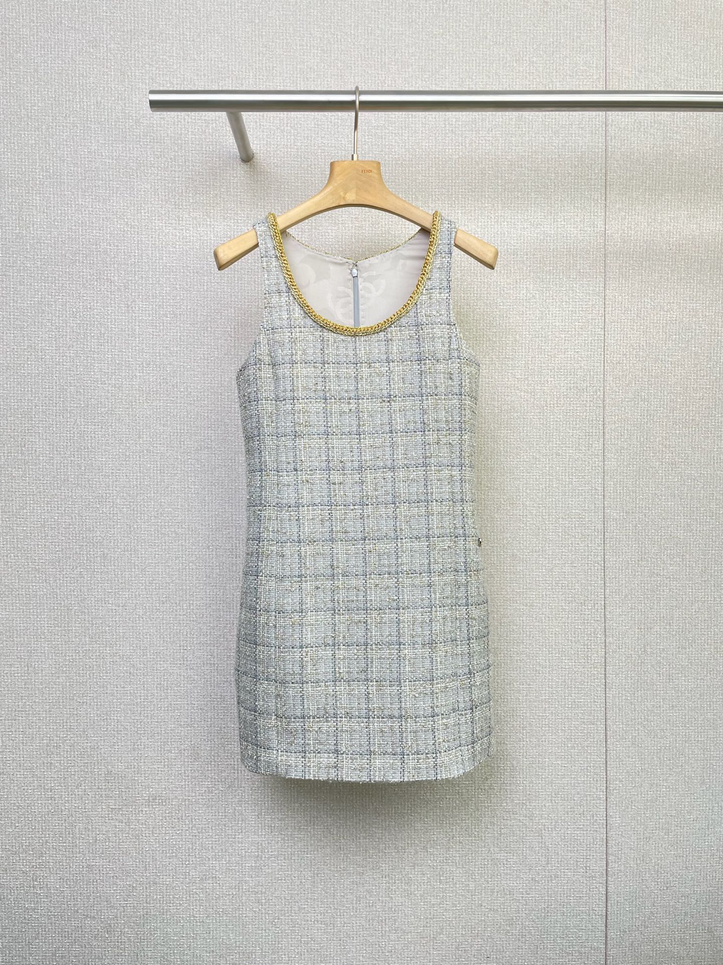 NO:493292,Chanel 2025 autumn new home woolen set, thick tweed fabric, soft and bone-like, paired with exquisite and small gold buttons, full of high-end feeling, and every detail shows quality. Wear it, instantly transform into an elegant socialite, and the temperament is firmly grasped. Its design is very understanding of girls. The slim tailoring perfectly fits the body, outlining the curves just right, making the slimming effect first-class, easily creating an hourglass waist, long legs, and a direct sense of confidence.  The V-neck design lengthens the neck lines, making the swan neck look a bit retro and playful, age-reducing and fashionable. The combination of the two-piece set is super practical. The dress is simple and elegant. When you wear a small coat on the outside, you will immediately have a sense of layering. Whether it is when the temperature difference between morning and evening, or when you enter and exit the air-conditioned room, you can easily deal with it. Whether it is daily commuting, weekend dates, or bestie gatherings, it can be perfectly adapted and easily held in various occasions.  chanel skirts jackets & coats alexander wang19860909Chanel2025秋季新家毛呢套装,粗花呢面料,柔软又有筋骨,搭配上精致小巧的金色纽扣,满满的高级感,每一处细节都彰显着品质.穿上它,瞬间变身优雅名媛,气质这块稳稳拿捏,它的设计太懂女孩子了,修身的剪裁完美贴合身形,恰到好处地勾勒出曲线,显瘦效果一流,轻松打造出沙漏腰大长腿,自信感直接拉满,V领设计拉长颈部线条,显得天鹅颈既视感,又添了几分复古与俏皮,减龄又洋气,两件套的搭配超实用,连衣裙单穿简约大方,外面的小外套一搭,层次感立马就有了,无论是早晚温差大的时候,还是出入空调房,都能轻松应对、无论是日常通勤、周末约会,还是闺蜜聚会,它都能完美适配,轻松hold住各种场合. 连衣,,chanel,skirts,jackets & coats,alexander wang,Women's clothing