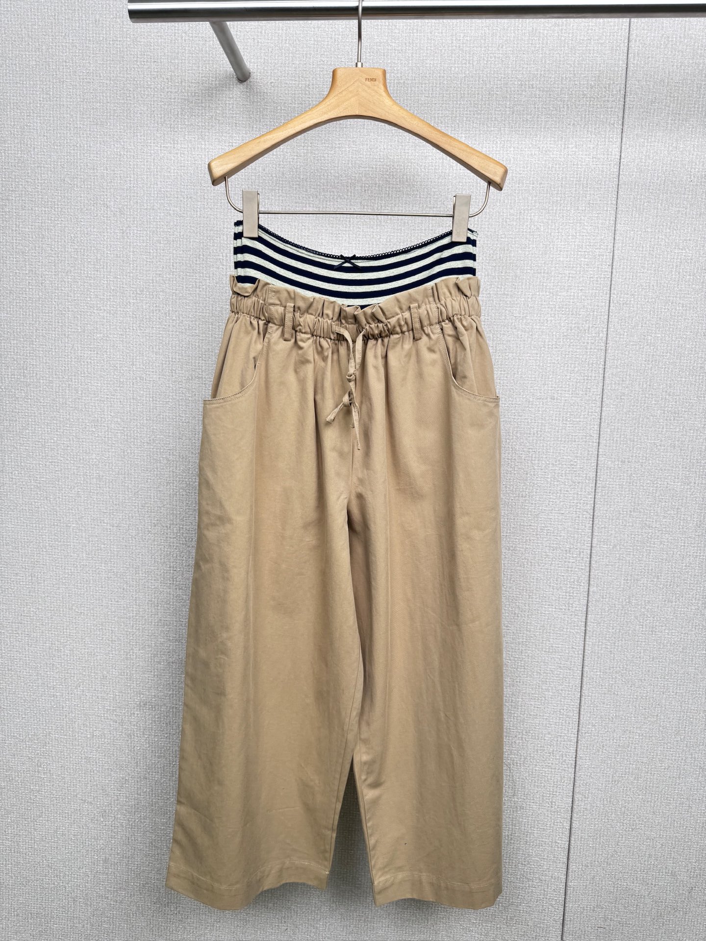NO:493303,RARELY ALIKE Double waist-head striped spliced ​​wide-leg work pants, double waist-head design that adds layering, energetic and eye-catching spliced ​​stripes, loose wide-leg silhouette with high tolerance, waist-head bow embellishment, this outfit is really full of turn-back. Short white T-style paired with brown wide-leg pants is simply a magic tool to make you look taller and slim, especially this pair of pants, a unique fake two-piece design, the stripes on the waist cover are very unique, just wear a simple top, and the sweet and cool feeling is coming. SML, alexander wang19860909RARELY ALIKE 双腰头条纹拼接阔腿工装裤,增添层次感的双腰头设计,活力吸睛的拼接条纹,身材包容度高的宽松阔腿廓形,腰头蝴蝶结点缀,这套穿搭真的回头率拉满,短款白T 搭配咖色阔腿裤,简直是显高显瘦神器,特别是这条裤子,独特的假两件设计,腰封上的条纹超有个性,随便搭个简约上衣,甜酷感这不就来了. 码数SML,,alexander wang,Women's clothing