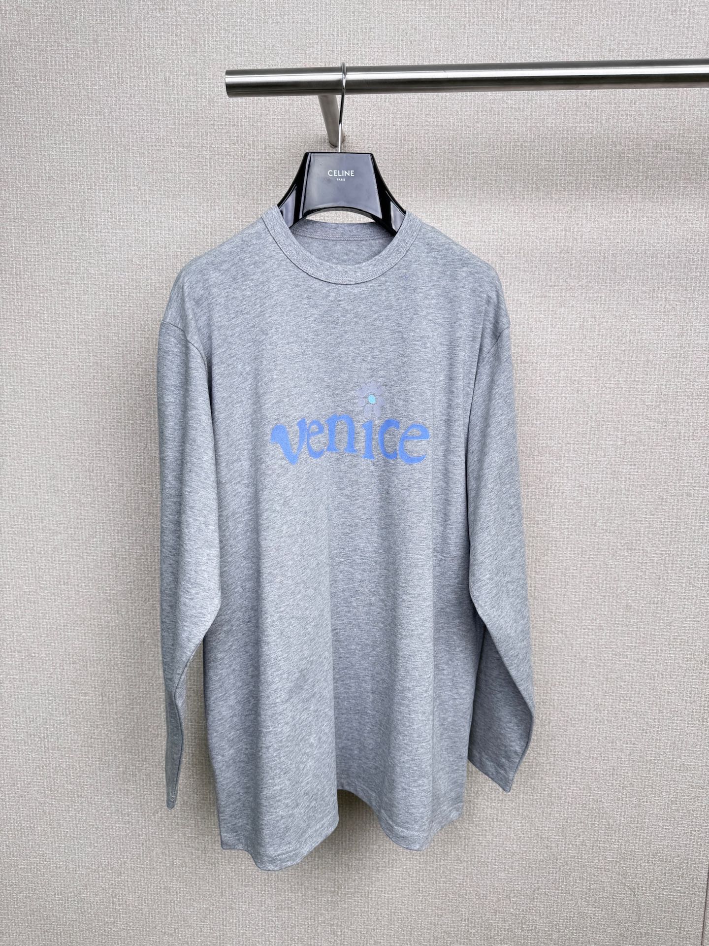 NO:493363,ERL2025FW autumn and winter new gray daisy letter printing silhouette long-sleeved T-shirt, American letter printing, super atmosphere, this T-shirt print is super amazing, the letter elements are strong American style, unique fonts and layouts, like being moved from the graffiti wall on New York streets, the daisy letter combination is full of layers, personality and eye-catching, you don’t have to worry about the style when wearing it, and easily become the focus of the crowd, loose round neck style, versatile and hidden flesh, round neck design is classic and versatile, can modify the neck lines and make the neck look longer, loose style is super friendly to all figures, the flesh is cleverly hidden, creating a casual and comfortable feeling of relaxation, boys wear work pants and board shoes, instantly become street cool, girls wear short skirts and Martin boots, turn into sweet and cool hot girls, the same style for men and women, couples are super eye-catching when going out, this T-shirt  The shirt is simply a 'sugar-spreading artifact' for couples to go out. They wear the same style and match different bottoms. The style is unified and unique. Walking on the street, the sweet CP feels so good, and the return rate is. Whether it is daily going out, friends gatherings, or couple dates, this T-shirt can be perfectly adapted. Family members should not hesitate, just do it!  SML, boots, skirts, tees, t-shirt, alexander wang19860909ERL2025FW秋冬新款灰色雏菊字母印花廓形长袖T恤,美式字母印花,超有氛围感,这件 T 恤印花超绝,字母元素带着浓浓的美式风情,独特的字体和布局,像是从纽约街头涂鸦墙搬来的,雏菊的字母组合,层次感拉满,个性又吸睛,穿出去完全不用担心撞款,轻松成为人群焦点,宽松圆领版型,百搭又藏肉,圆领设计经典百搭,能修饰颈部线条,让脖子更显修长,宽松的版型对各种身材超友好,肉肉被巧妙藏起来,营造出随性自在的松弛感,男生搭工装裤、板鞋,秒变街头酷盖,女生配短裙、马丁靴,变身甜酷辣妹,男女同款,情侣出街超吸睛,这款 T 恤简直是情侣出街的 “撒糖神器”两人穿上同款,搭配不同下装,风格统一又各具特色,漫步街头,甜蜜 CP 感爆棚,回头率 ,无论是日常出街、朋友聚会,还是情侣约会,这款 T 恤都能完美适配,家人们别犹豫,冲就完事！码数SML,,boots,skirts,tees，t-shirt,alexander wang,Women's clothing