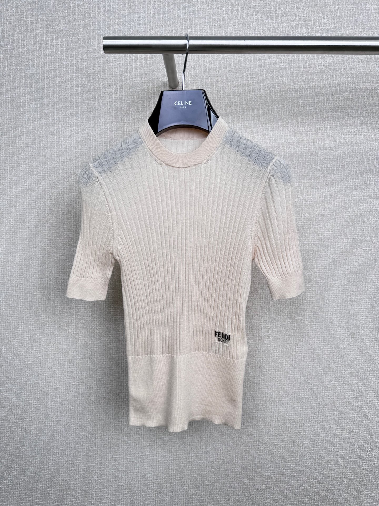 NO:493327,Fendi's new knitted short sleeves for autumn 2025, the color of the milk is too thrilling. The pit strips are delicate and three-dimensional, not as rigid as ordinary sweaters. The collar and cuffs have a terrible color edge. Once the lines are outlined, the simple style becomes instantly refined. The details are ecstatic. The yarn is soft and stubborn. It is not stuffy when worn close to the body. It is not stuffy when worn in autumn. The breathability is full. Light gray straight-leg pants + white shoes.  Carrying a simple tote bag, you will become a gentle senior in Korean dramas in seconds. It is great to go to class and date. It is paired with dark trousers + derby shoes, roll up your sleeves slightly, and you can wear it in a capable and stylish way. Newcomers in the workplace wear this extra points, wear jeans + dad shoes, and wear baseball caps, and have a little cool casualness. On weekends, sisters who want to go to the gentle and relaxed style can close their eyes and wear it with a magazine feel. Don’t hesitate, just rush to the end.  SML, fendi, totes, jeans, T-shirt, hats, alexander wang19860909Fendi2025秋季新款针织短袖,奶呼呼的颜色太戳我了,坑条纹理细腻又有立体感,不像普通针织衫那么死板,领口和袖口的色边绝绝子,线条一勾勒,简约款瞬间精致起来,细节控狂喜,纱线是那种柔软又有筋骨的,贴身穿不扎肉,秋天穿居然也不闷,透气度拉满,下搭浅灰直筒裤+小白鞋,再背个简约托特包,秒变韩剧里的温柔学长,去上课、约会都很绝,配深色西裤+德比鞋,把袖子微微挽起,通勤穿干练又不失格调,职场新人这么穿超加分,搭牛仔裤+老爹鞋,戴顶棒球帽,休闲中带点酷,周末出街炸场,想走温柔松弛风的姐妹闭眼入,搭一搭就能穿出杂志感,别犹豫,冲就完事儿. 码数SML,,fendi,totes,jeans,T-shirt,hats,alexander wang,Women's clothing