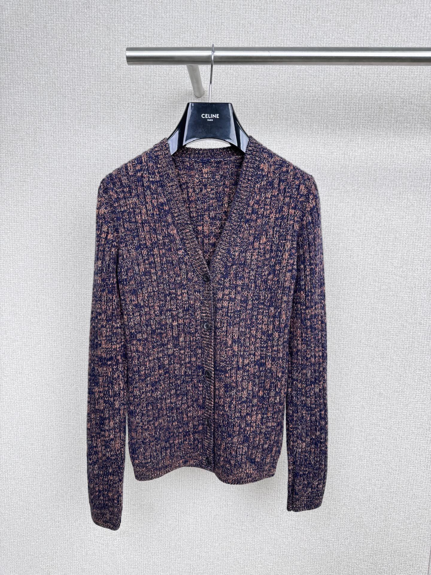 NO:493340,Prada 2025 autumn and winter new style women's gray-brown mixed thread stick-needle knit cardigan, mixed color circle wool knit cardigan, it is a joy that cannot be concealed in winter, an irresistible color mixed color aesthetic, interesting and novel mixed color mixed color knit sweater, uneven nodules on the surface of the yarn, the surface texture after the woven into the clothes is unique, and the visual effect is rich. The imported coarse wool yarn from Italy is warm and skin-friendly, with a certain stubborn feeling, it is not soft to wear, and the mixed color yarn is more difficult than solid color manufacturing, and the cycle is longer. The basic cardigan style of a classic and practical wear is integrated into the ragdoll sleeve design, and the upper body does not look bloated. The gray transition with layered sense of gray is used to control the tone of old Qian Jingshe, highlighting the texture and high-end feeling of the yarn fabric, showing a luxurious and classic style. SML, prada, alexander wang19860909Prada2025秋冬新款女士灰棕色混线棒针针织开衫,混色圈圈羊毛针织开衫,它是冬日掩饰不住的欢喜,是无法拒绝的混色美学,有趣且新颖的混花色针织衫,纱线表面结节不均匀凹凸分布,织成衣服后表面纹理独特,视觉效果丰富,意大利进口粗支的羊毛纱线,温暖亲肤,有一定的筋骨感,穿着不软榻,混色花纱比纯色制造难度更高,周期更长,经典实穿的基础开衫版型,融入插肩袖设计,上身不显臃肿,选用带有层次感的灰色过渡,把控老钱静奢的基调,突显纱线面料质感和髙级感,展现出了奢华和经典的风范. 码数SML,,prada,alexander wang,Women's clothing