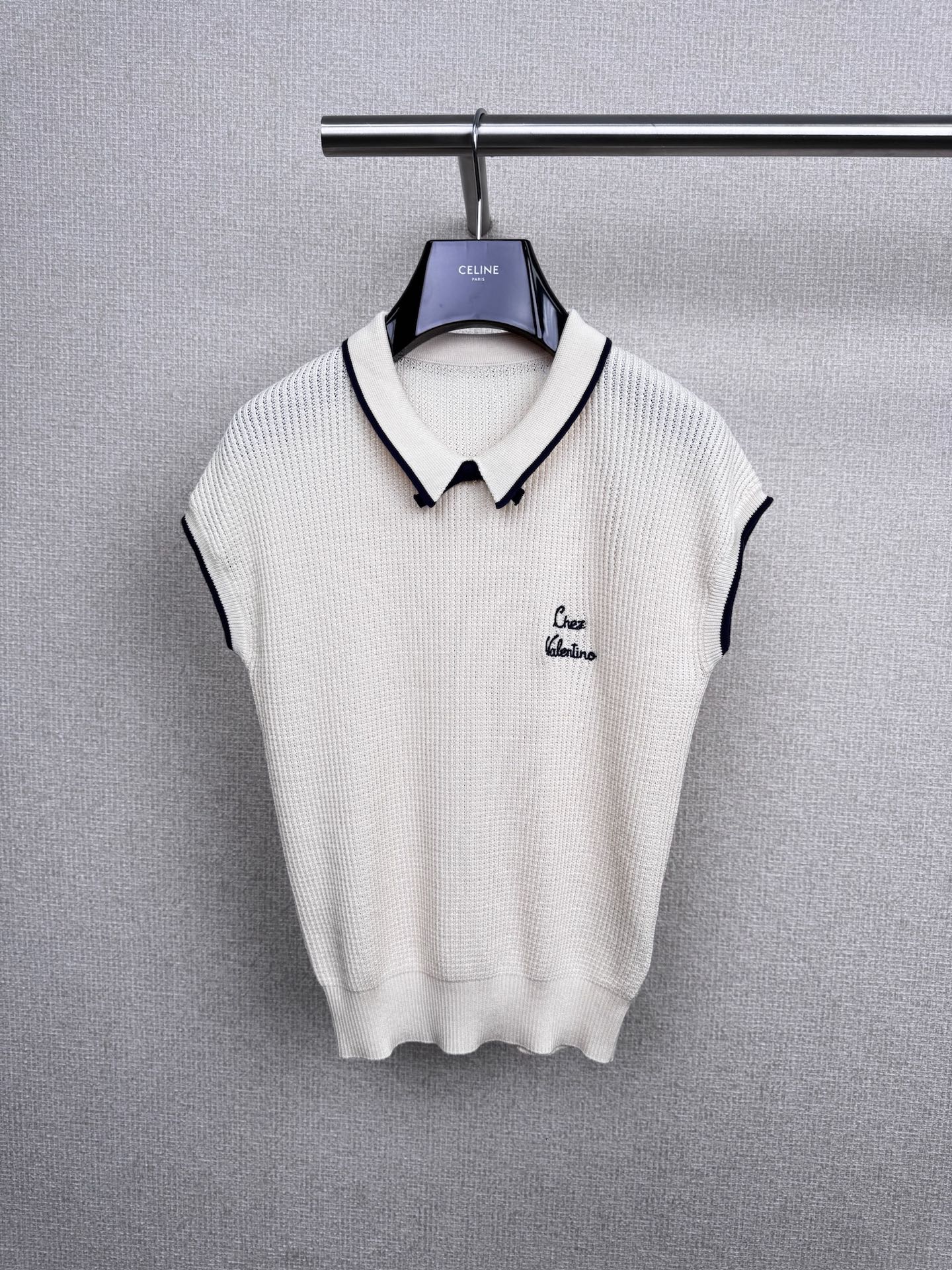 NO:493348,Valentino 2025 Early Autumn latest series of knitted short sleeves, whoever wears them looks good, the fashion is directly overwhelming. When I first saw these short sleeves, I was deeply attracted by their unique design. The off-white piece is like a pure angel, the black edges on the neckline and cuffs echo each other, playful and elegant. The letter embroidery on the chest is low-key and luxurious, as if telling its extraordinary identity, like the twinkling stars in the night sky, clear and cold  It is also charming. The bow on the neckline flutters in the wind, which adds agility and playfulness to the overall look. The details are shown in the true meaning. The knitted texture of each short-sleeved piece is clearly visible and the texture is delicate and soft. Whether it is matched with jeans or skirts, this short-sleeved piece can easily control various occasions. When you go out on the street every day, it is an eye-catching tool. When commuting in the workplace, it can show your professionalism and ability. Don’t hesitate anymore. Hurry up and buy this knitted short-sleeved sleeves and make yourself the focus of fashion.  SML, valentino, valentino, skirts, jeans, T-shirt, alexander wang19860909Valentino华伦天奴2025早秋最新系列针织短袖,谁穿谁好看,时尚度直接爆表,当我第一次看到这几件短袖时,就被它们独特的设计深深吸引,米白色那件宛如纯洁的天使,领口和袖口的黑色条边与丝带蝴蝶结相互呼应,俏皮又不失优雅.胸前的字母刺绣,低调奢华,仿佛在诉说着它的不凡身份,犹如夜空中闪烁的星辰,清冷又迷人,领口的蝴蝶结随风飘动,让整体造型多了一份灵动与俏皮,细节之处见真章,每一件短袖的针织纹理都清晰可见,质感细腻柔软,无论是搭配牛仔裤还是半身裙,这件短袖都能轻松驾驭各种场合,日常出街,它是吸睛利器,职场通勤,它又能展现你的专业与干练,宝子们,别再犹豫啦,赶紧入手这款针织短袖,让自己成为时尚焦点吧. 码数SML,,valentino,valentino,skirts,jeans,T-shirt,alexander wang,Women's clothing