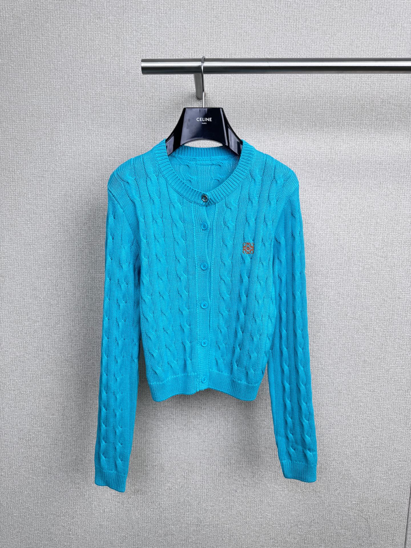 NO:493377,Loewe's early autumn cork knitted cardigan in 2025, classic cork knitted cardigan, texture is online, style is inclusive and not picky, easy to control, button design is easy to put on and off, both colors have been carefully debugged, both daily and eye-catching, the crimp craft is full of delicateness, and is more three-dimensional and layered than ordinary knitted, high quality visible to the naked eye, strong adaptability to cheats, from student party to workplace, from single wear in spring and autumn to winter, you can wear it all seasons, and the cost-effectiveness is directly exciting, whether it is a shirt to wear a college style, jeans to play a slack feeling, or wearing it alone to highlight the atmosphere, you can easily grasp it, one unlocks N styles, the C position of the wardrobe must be, and whoever wears it looks good, which is suitable for the treasure cardigan, adapted to a variety of styles and scenes, and you can close your eyes and feel free to hold it.  SML, loewe, jeans,shirts,alexander wang19860909Loewe2025年早秋绞花编结开衫,经典绞花针织,质感在线显档次,版型包容不挑身材轻松驾驭,纽扣设计穿脱方便,配色两色都经过精心调试,既日常又自带吸睛感,绞花工艺细腻度拉满,对比普通针织更立体有层次,肉眼可见的高品质,适配性强到开挂,从学生党到职场人,从春秋单穿到冬天做内搭,四季都能穿出彩,性价比直接拉爆,不管是搭衬衫走学院风,配牛仔裤玩松弛感,还是单穿凸显氛围感 都能轻松拿捏,一件解锁N种风格,衣柜C位非它莫属,谁穿谁好看的宝藏开衫,适配多元风格与场景,闭眼入不亏. 码数SML,,loewe,jeans,shirts,alexander wang,Women's clothing