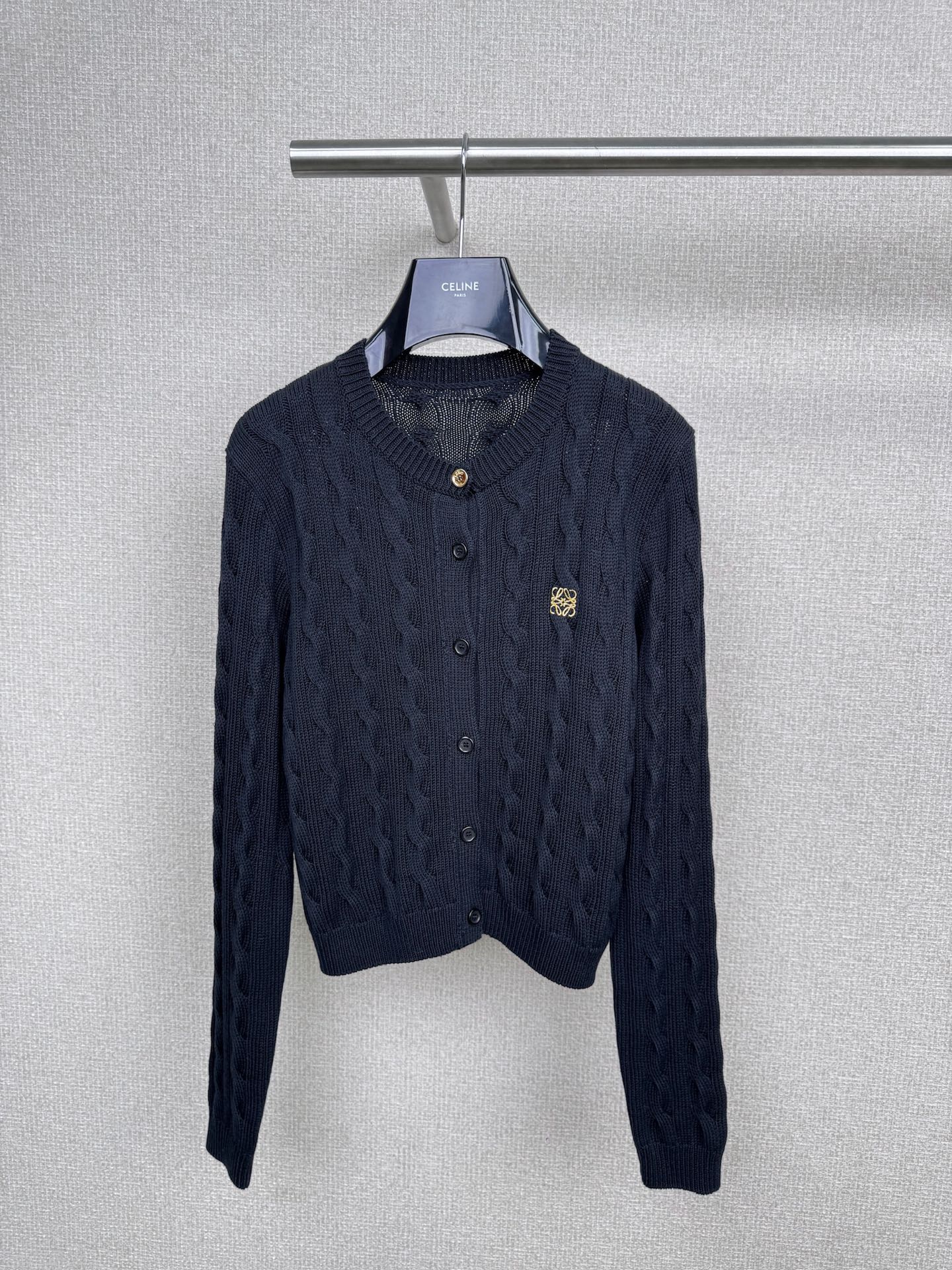 NO:493321,Loewe's early autumn cork knitted cardigan in 2025, classic cork knitted cardigan, texture is online, style is inclusive and not picky, easy to control, button design is easy to put on and off, both colors have been carefully debugged, both daily and eye-catching, the crimp craft is full of delicateness, and is more three-dimensional and layered than ordinary knitted, high quality visible to the naked eye, strong adaptability to cheats, from student party to workplace, from single wear in spring and autumn to winter, you can wear it all seasons, and the cost-effectiveness is directly exciting, whether it is a shirt to wear a college style, jeans to play a slack feeling, or wearing it alone to highlight the atmosphere, you can easily grasp it, one unlocks N styles, the C position of the wardrobe must be, and whoever wears it looks good, which is suitable for the treasure cardigan, adapted to a variety of styles and scenes, and you can close your eyes and feel free to hold it.  SML, loewe, jeans,shirts,alexander wang19860909Loewe2025年早秋绞花编结开衫,经典绞花针织,质感在线显档次,版型包容不挑身材轻松驾驭,纽扣设计穿脱方便,配色两色都经过精心调试,既日常又自带吸睛感,绞花工艺细腻度拉满,对比普通针织更立体有层次,肉眼可见的高品质,适配性强到开挂,从学生党到职场人,从春秋单穿到冬天做内搭,四季都能穿出彩,性价比直接拉爆,不管是搭衬衫走学院风,配牛仔裤玩松弛感,还是单穿凸显氛围感 都能轻松拿捏,一件解锁N种风格,衣柜C位非它莫属,谁穿谁好看的宝藏开衫,适配多元风格与场景,闭眼入不亏. 码数SML,,loewe,jeans,shirts,alexander wang,Women's clothing