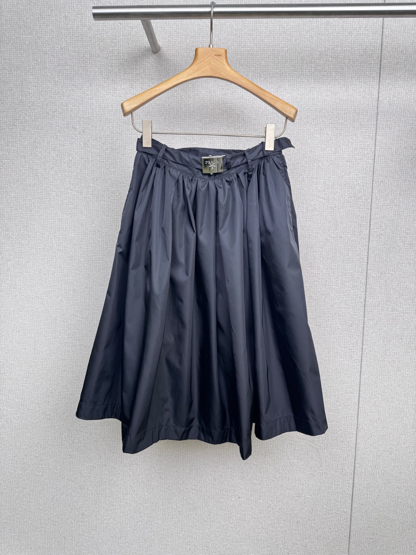NO:496496,Prada 2025 women's Re-Nylon skirt, the ready-to-wear is made of jin-mouth Re-Nylon recycled nylon fabric, delicate and soft pleated texture, body-friendly and excellent vapor-transmissiveness, paired with urban sports belt + A-line cut, the upper body looks slim, casual and versatile, a often stylish black skirt with a strong turnover rate and chic feel. This ageless fashionable item is four seasons  A core main style skirt that can be worn is made of innovative recycled nylon fabric, with a skinny and upright texture, an environmentally friendly material, a technologically resistant to stains and is not easy to get dirty, a comfortable and upright fabric style, and a light texture gives the best upper body experience. The triangle logo embellishes the belt, the pockets on both sides, and the skirt hem is super pleated to create an excellent waist-to-hip ratio, which is good at first sight, and it hides a modern and unrestrained tone. Don't walk too handsomely.  SML, prada, prada, skirts, alexander wang19860909Prada普拉达2025款女士Re-Nylon半身裙,成衣采用jin口Re-Nylon再生尼龙面料打造,细腻柔和得褶皱质地,体感亲肤且透汽性出色,搭配都市运动风腰带+A字版型剪裁,上身很显瘦,休闲又百搭,常有型的一件黑色半裙,回头率和潇洒感强,这种无龄化的时髦单品,是四季都可穿的一条核心主推款半裙,采用以创新性再生尼龙面料打造,骨感挺立,环保型材质,科技防污不易脏,舒适又立挺的面料版型,轻盈的质感赋予最佳的上身体验,腰带的三角标logo点缀,两侧口袋,裙摆超大打褶,打造优秀腰臀比,做到一眼就不俗,深藏着一个摩登不拘谨的腔调,走路不要太帅气. 码数SML,,prada,prada,skirts,alexander wang,Women's clothing