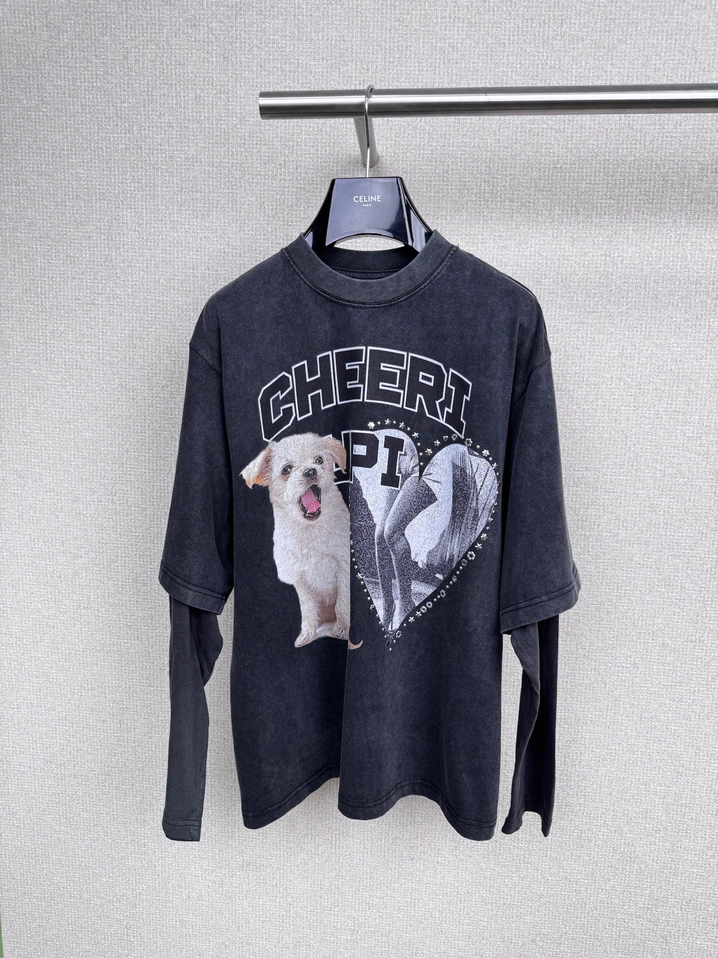 NO:496508,190CHEERi Ui25 autumn new style Wow, puppy fried snowflake fake two-piece long-sleeved T-shirt, which is definitely a royal hit item for early autumn outfits. At first glance, I thought it was layered with short-sleeved and long-sleeved clothes. In fact, it is a very design-like fake two-piece style, which saves the trouble of matching. The black short-sleeved part on the outside has a loose style, and the upper body is very lazy.  , can well modify the shoulder width, and instantly turn it into a right-angle shoulder. The long sleeves spliced ​​inside are faintly visible, creating a natural sense of layering. This kind of tricky design really understands us. The clothes are printed with love and other words, paired with puppy patterns, full of American retro atmosphere, full of street feel, and the fabric is also quite excellent, soft and skin-friendly, comfortable to wear with close body, and good breathability. It won’t feel stuffy in autumn at all. Whether it is paired with casual straight jeans to create a casual street style, or a pleated skirt, or a Korean college style, there is no pressure, and you can easily grasp various styles. Whether you go shopping with friends or checking in and taking photos at a coffee shop, this fake two-piece T-shirt can easily become the focus. Just take a casual shot and become a fashion blockbuster. Sisters, don’t hesitate, add it to the shopping cart and spend autumn beautifully together.  SML, skirts, jeans, T-shirt, tees, t-shirt, alexander wang19860909190CHEERi Ui25秋季新款哇塞小狗炒雪花假两件长袖T恤,绝对是早秋穿搭的王炸单品,乍一看还以为是叠穿了短袖和长袖两件衣服,其实它是超有设计感的假两件款式,一下子就省去了搭配的烦恼,外面的黑色短袖部分,版型宽松,上身超有韩系慵懒范儿 ,能很好地修饰肩宽,秒变直角肩,里面拼接的长袖若隐若现,营造出自然的层次感,这种小心机设计真的太懂我们啦,而且衣服上印着1爱心等字样,搭配上小狗图案,满满的美式复古氛围感,街头感十足,面料也是相当优秀,柔软亲肤,贴身穿很舒服,透气性也不错,秋天穿着完全不会觉得闷热,不管是搭配休闲的直筒牛仔裤,打造随性街头风,还是配上百褶裙,走韩系学院风,都毫无压力,轻松拿捏各种风格,无论是去和朋友逛街,还是去咖啡店打卡拍照,这件假两件T恤都能让你轻松成为焦点,随手一拍就是时尚大片,姐妹们,别犹豫了,赶紧把它加入购物车,一起美美的过秋天. 码数SML,,skirts,jeans,T-shirt,tees，t-shirt,alexander wang,Women's clothing