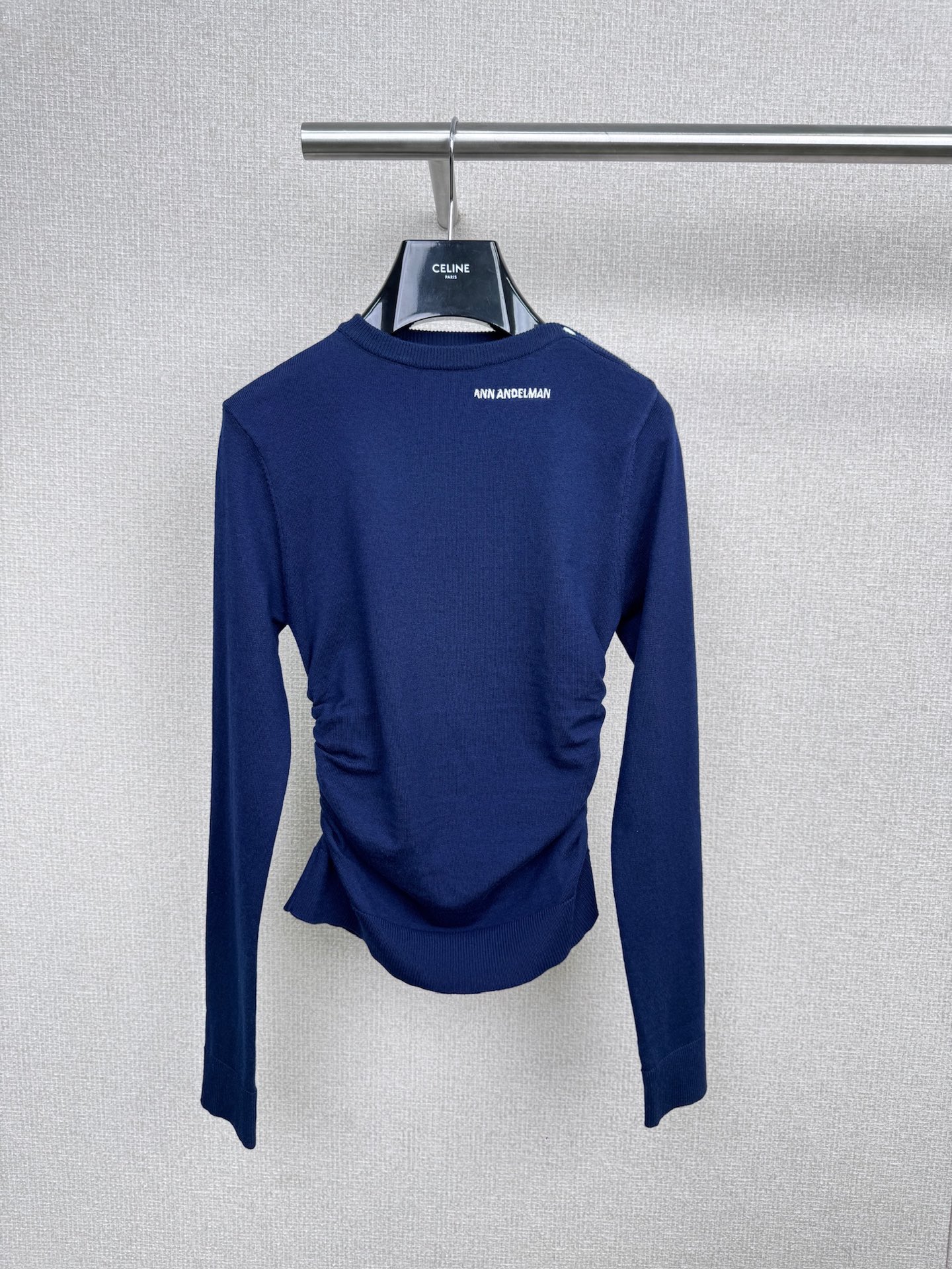 NO:496468,ANN  ANDELMAN 2025 autumn new off-shoulder button decoration mostly wears a base shirt. This autumn lazy blue off-shoulder sweater is amazing. The retro blue is gentle and eye-catching, as if wearing the warm autumn sun on your body. The off-shoulder design is very tricky, and it inadvertently reveals the delicate collarbone, which is sexy and charming. The slim pull-out style is not picky about the figure, hides the flesh and makes you look slim, and has a lazy and casual atmosphere. The Tencel blended wool fabric is soft and glutinous  It is super comfortable to wear with skin, and it is super versatile. Whether it is paired with jeans or skirts, it can easily create a retro and fashionable style, soft and skin-friendly and comfortable, and it will not feel restricted even if worn for a long time. French style has always been synonymous with elegance and fashion. This base shirt will undoubtedly allow you to continue to maintain your unique personality and charm this autumn. Don’t hesitate. Such a good thing is definitely worthy of your possession.  SML, skirts, jeans, alexander wang19860909ANN ANDELMAN2025秋季新款斜肩纽扣装饰多穿法打底衫,这件秋季慵懒蓝色斜肩针织衫绝了,复古的蓝色,温柔又吸睛,仿佛将秋日暖阳穿在身上,斜肩设计超有小心机,不经意间露出精致锁骨,性感又迷人,修身套头的款式,不挑身材,藏肉显瘦,自带慵懒随性的氛围感,天丝混纺羊毛面料软糯亲肤,贴身穿超级舒服,而且百搭性超强,无论是搭配牛仔裤还是半身裙,都能轻松打造复古时尚风,触感柔软,亲肤舒适,即使长时间穿着也不会觉得束缚,法式风格,一直是优雅与时尚的代名词,这款打底衫无疑能让你在这个秋季,继续保持独特的个性与魅力,别犹豫,这样的好物,绝对值得你拥有. 码数SML,,skirts,jeans,alexander wang,Women's clothing