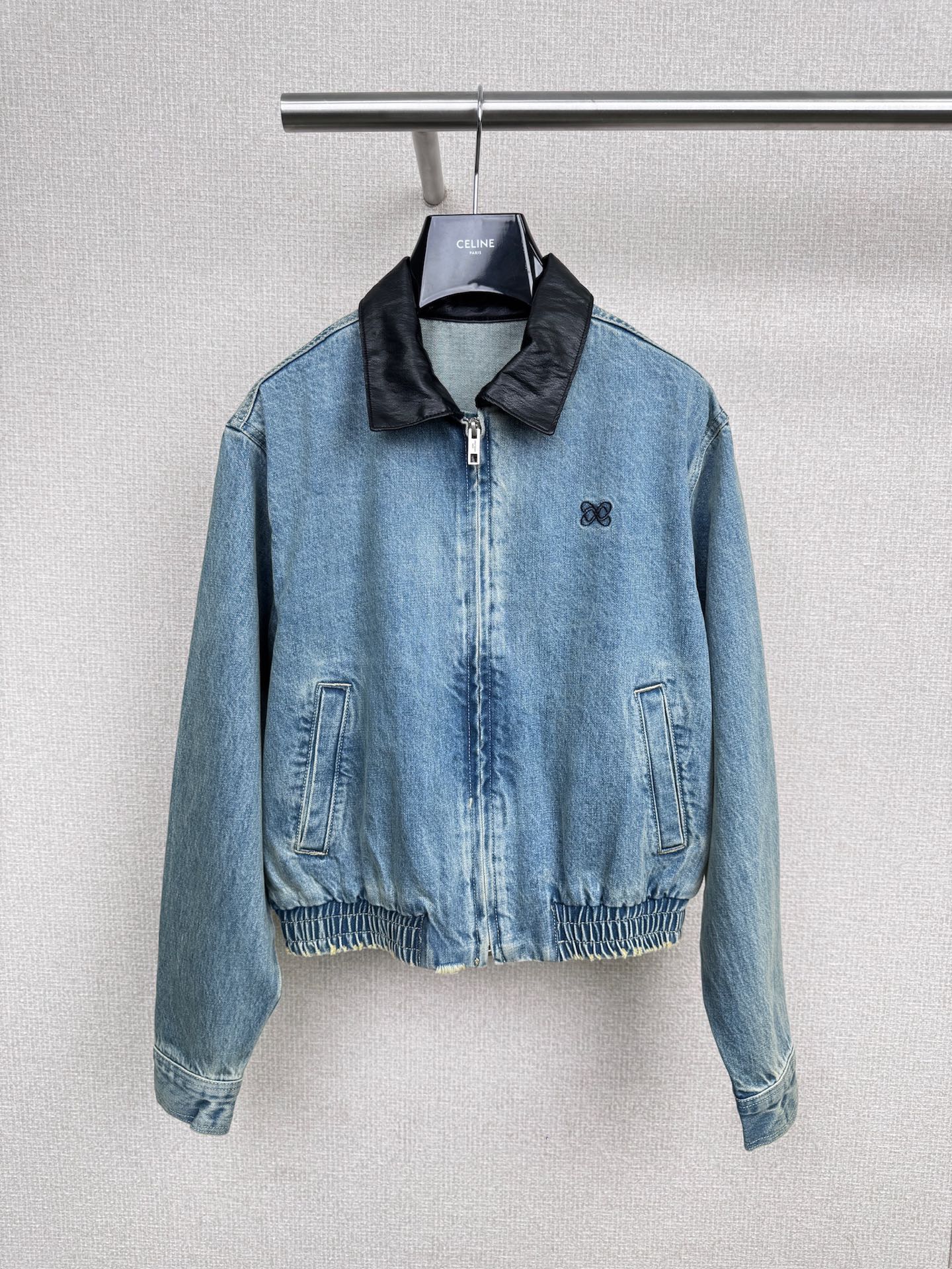 NO:496477,The same style as Wang Herun ANN ANDELMAN retro loose leather lapel denim jacket with versatile short denim jacket, retro spliced ​​leather collar zipper denim jacket, as soon as she saw her upper body, she was grabbed and started to produce it quickly. Its short design is simply a proportional artifact, instantly optimizing the figure, and the long legs feel relaxed. Classic denim blue paired with retro leather collar splicing, pulling the fashion and exquisiteness, creating a unique retro charm. The zipper details are exquisite and practical, and it is easy to put on and take off. You can adjust the shape according to different styles. Usually you like to use it with simple white T and straight jeans, which is casual and fashionable. Pairing a floral skirt can create a sweet and cool atmosphere. It is really versatile. If you are also looking for a unique and practical short jacket, believe me, this one will definitely not disappoint you. Just close your eyes and rush to it.  SML, skirts, jeans, jackets & coats, jackets & coats, alexander wang19860909王鹤润同款ANN ANDELMAN复古宽松皮翻领牛仔夹克百搭短款牛仔外套,复古拼接皮领拉链牛仔短款外套,一看到她上身,就被狠狠拿捏住,火速入手生产,它短款的设计简直是比例神器,瞬间优化身材,大长腿既视感轻松get,经典牛仔蓝搭配复古皮领拼接,把时髦和精致感拉满,碰撞出独特的复古韵味,拉链细节精致又实用,穿脱方便还能根据不同风格随意调整造型,平时喜欢用它搭配简单白T和直筒牛仔裤,休闲又不失时尚感,搭一条碎花裙,又能营造出甜酷的氛围,真的超百搭,如果你们也在寻觅一件独特又实穿的短外套,相信我,这件绝对不会让你失望,闭眼冲就完事儿. 码数SML,,skirts,jeans,jackets & coats,jackets & coats,alexander wang,Women's clothing