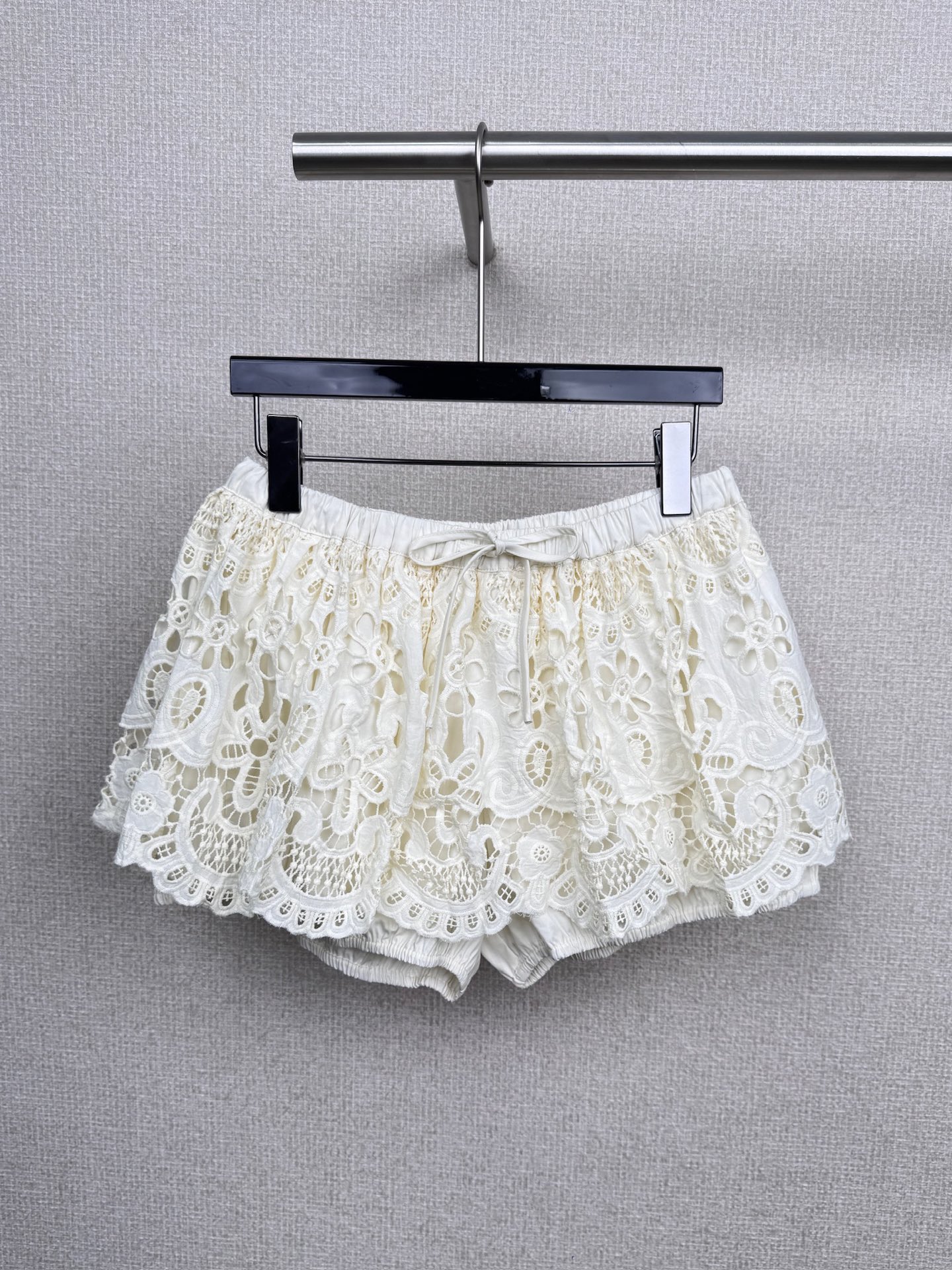 NO:496487,Deplumer Shen Jie's same white lace cake pants, a super stunning skirt, cake skirt, lace lace sweet and cool girly puffy skirt, which is so beautiful that my heart beats faster. This skirt is really unique. The purity of white and the romance of lace are perfectly blended. When you wear it, you instantly feel like you have become a princess in a fairy tale. It has a sweet side and a hint of coolness. This combination of sweet and cool girly is simply charming. Whether you want sweet and cute style or want to show your personality charm, this skirt can meet your needs. The puffy design makes you full of agility and vitality while walking, like a dancing butterfly, which makes people unable to help but take a look at it a few more times. Moreover, it is super versatile, whether it is a simple T  A shirt or a delicate top can easily create a fashionable look. Sisters, don’t miss this heart-warming short skirt pants. Get it now and make yourself the most dazzling existence in this autumn. SML, skirts, alexander wang19860909Deplumer慎婕同款白色蕾丝蛋糕裤裙,一件超级惊艳的短裙裤,蛋糕裙蕾丝花边甜酷少女感蓬蓬短裙裤,简直美到让我心跳加速,这条裙子真的太有特色了,白色的纯洁与蕾丝花边的浪漫完美融合,穿上它,瞬间感觉自己变成了童话里的公主,它既有甜美的一面,又带有一丝酷感,这种甜酷少女感的结合简直太迷人了,无论你是想要甜美可爱风,还是想要展现个性魅力,这条裙子都能满足你的需求,蓬蓬的设计让你在行走间充满了灵动与活力,就像一只翩翩起舞的蝴蝶,让人忍不住多看几眼,而且它超级百搭,无论是搭配简单的 T 恤还是精致的上衣,都能轻松打造出时尚感满满的造型,姐妹们,不要错过这款让人心动的短裙裤呀,赶快入手,让自己成为这个秋天最耀眼的存在吧. 码数SML,,skirts,alexander wang,Women's clothing
