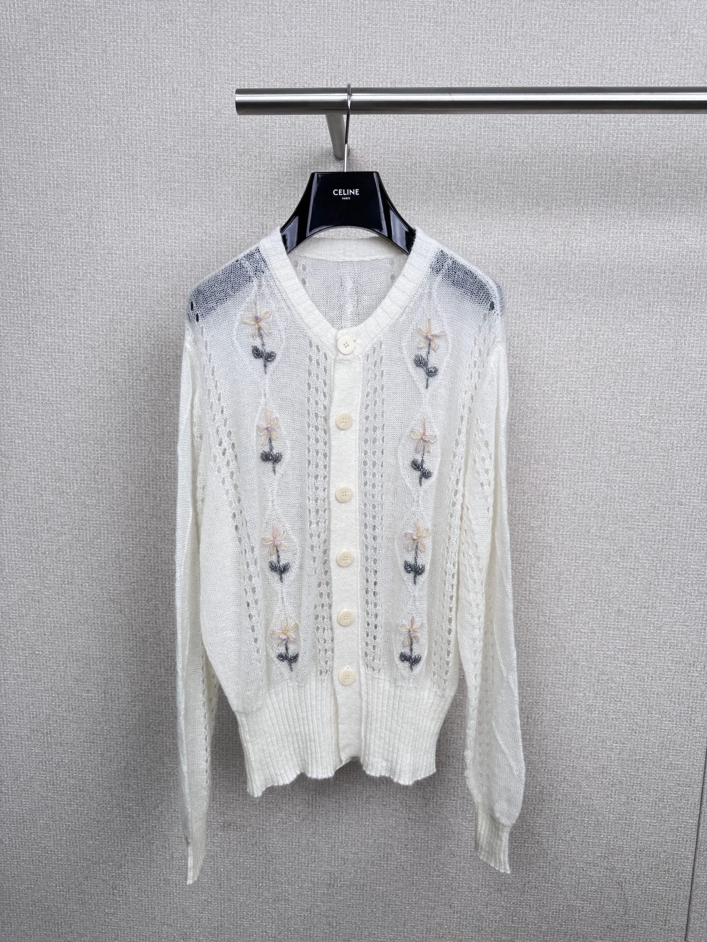 NO:496498,Magliano 2025 autumn new American retro hollow flower knitted cardigan sweater, which is soldered to 'Autumn Freshness' hand-painted small flower knitted cardigan, who knows this hand-made small flower knitted cardigan, watercolor small flower + slightly transparent knitted, comes with hand-painted filter, like wearing autumn, short + round neck design, white skirt refreshing and age-reducing, single-fitting inner wear, soft and skin-friendly, no problem with close-fitting, sensitive skin sisters can also buy it with confidence, whether it is daily going out on the street, beach vacation or air-conditioned room to prevent cooling, this cardigan can come in great use, sisters, really push the head, try it quickly, let's make the whole autumn together. SML P,, skirts, sweaters, alexander wang19860909Magliano2025秋季新款美式复古镂空花朵针织开衫毛衣,把 “秋日清新感” 焊死的手绘小花针织开衫,谁懂啊 这件手工小花针织开衫把清甜感拿捏死了,水彩小花 + 微透针织,自带手绘滤镜,像把秋天穿身上,短款 + 圆领设计,搭白裙清爽减龄,单穿内搭都绝,柔软亲肤,贴身穿完全没问题,敏感肌姐妹也能放心入手,不管是日常出街、海边度假还是空调房里防凉,这件开衫都能派上大用场,姐妹们,真的按头安利,快试试,一起美翻整个秋日吧. 码数SML P,,skirts,sweaters,alexander wang,Women's clothing