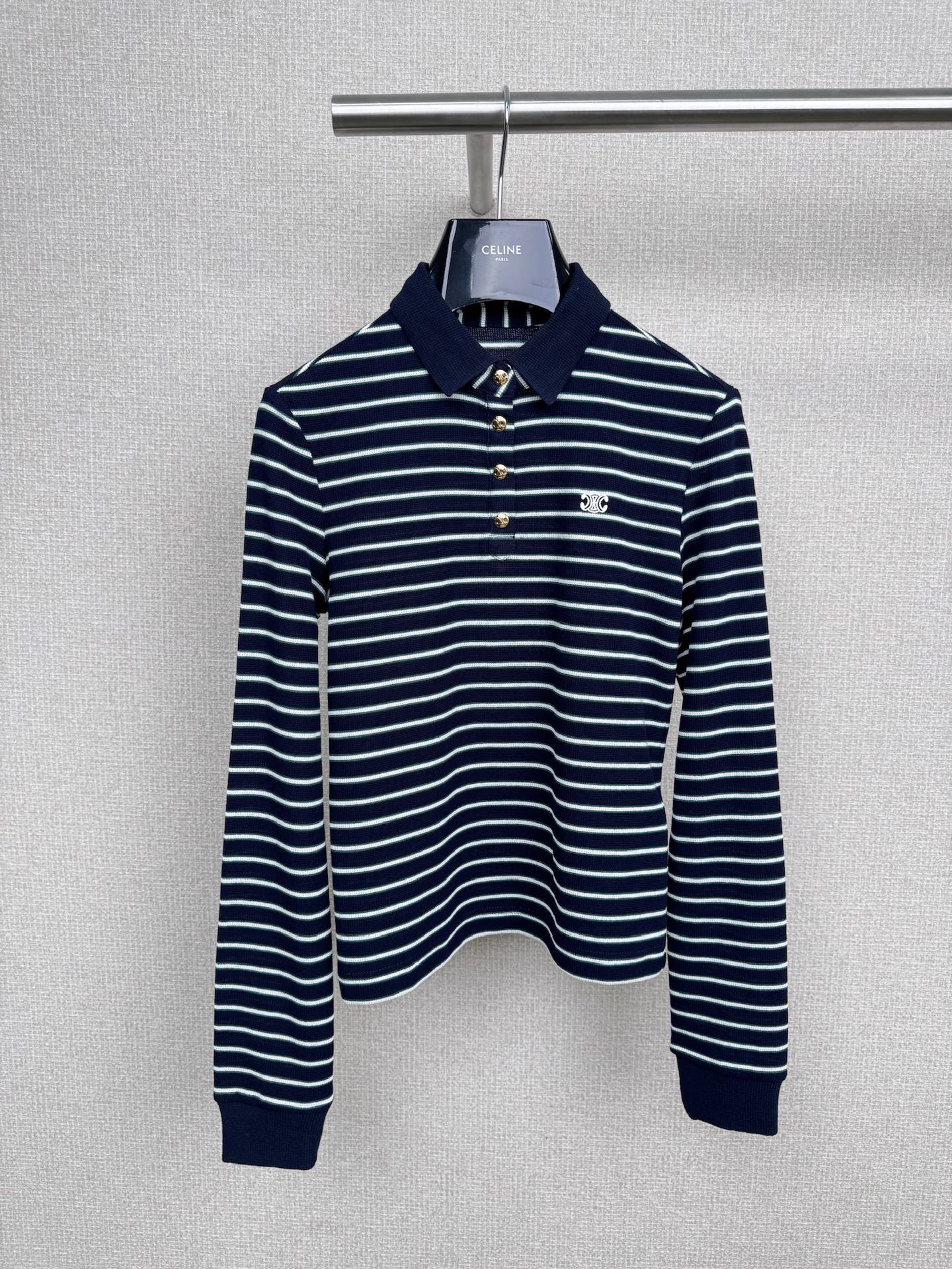 NO:496510,Celine 2025 autumn and winter new design striped lapel Polo shirt, blue, green and white pinstripes are unique, slim and lazy style, classic and durable. If you want to try more colorful outfits, you can really start from a little bit. The symmetrical contrasting design of the small cuffs is simply fashionable, fashionable and not a coincidence, breaking the dullness of the dress, the body and rotator sleeves are spliced ​​together, the V-type Polo neck visually lengthens the neck lines, the 3D three-dimensional Arc de Triomphe logo embroidery on the chest, fashionable and eye-catching, the small V-neck can also slightly reveal the skin, make you look slim and tricky, paired with black wide-leg pants, lazy and high-end, and then carry a brown bag. The whole look is simple and textured, it is suitable for going out on the street or going to a coffee shop, and it will make you look good at just one shot. SML, celine, alexander wang19860909Celine2025秋冬新款设计条纹翻领 Polo 衫,蓝绿白细条纹与众不同,修身款慵懒版型,经典耐看,想尝试多点彩色系穿搭,真的可以从一点点开始,小袖口对称撞色设计简直洋气昏了,个性时髦不撞款,打破穿衣沉闷,衣身以及肩袖连接都是对条拼接,V式Polo领视觉上拉长颈部线条,胸口3D立体凯旋门logo刺绣,时尚又吸睛,小v领还能微微露肤,显瘦又有小心机,搭配黑色阔腿裤,慵懒又高级,再挎个棕色包包,整套look简约又有质感,日常出街或者去咖啡店都很合适,随手一拍都很出片. 码数SML,,celine,alexander wang,Women's clothing