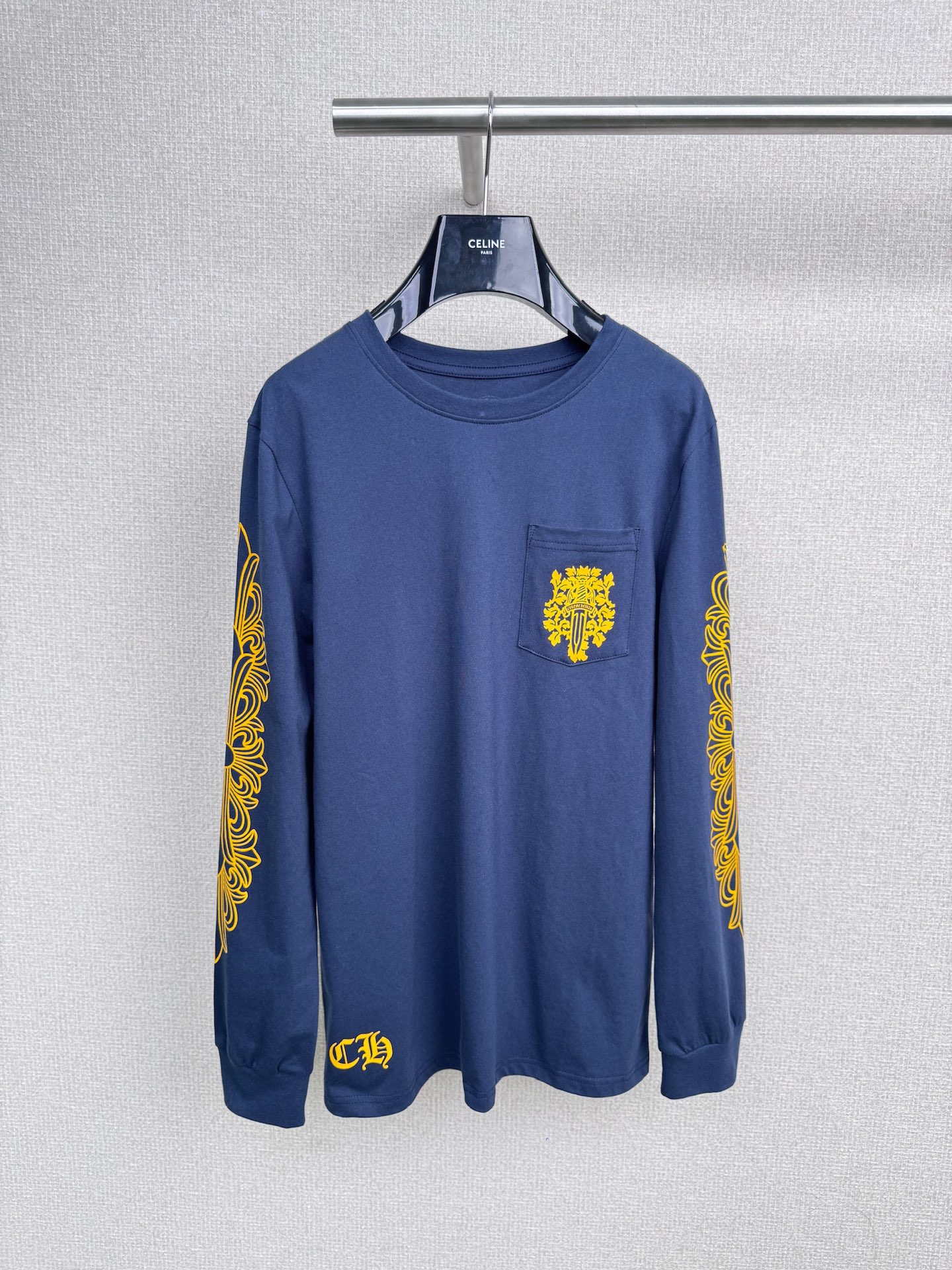 NO:498237,Chromehearts 2015 new arm Sanskrit printed long sleeves are here. The fabric is comfortable and the overall is very simple and elegant. You can wear it as a hoodie at the beach. It is also recognizable with sun protection and wind protection. Blue can also be matched with yellow Sanskrit. This is the blue gospel, which is simple and refreshing and clean. The fabric is also a comfortable and breathable design. The simple style + classic Croxin pattern is full of fashion sense. Whether it is worn alone or layered, it is very beautiful. The fabric is soft and glutinous, and it is super comfortable to wear in close arms. You can wear it on a daily basis on the street or on dates. The whole thing is a slack feeling. Fashionable people close their eyes and get it done. SML, chrome hearts, chrome hearts, alexander wang19860909Chromehearts2015新款手臂梵文印花长袖来啦,面料舒适的同时整体非常极简大气,去海边可以当罩衫来穿,防晒挡风也有辨识度,蓝色系也可以搭配黄色梵文,这件就是蓝色系福音简单的同时又是清爽干净的蓝色梵文做点缀,面料同样是舒适透气的设计,简约版型+经典克罗心图案,时髦感拉满,不管是单穿还是叠穿都很绝,面料软软糯糯的,贴身穿超舒服,日常出街、约会都能穿,一整个拿捏松弛感,时髦精们闭眼入就完事儿. 码数SML,,chrome hearts,chrome hearts,alexander wang,Women's clothing