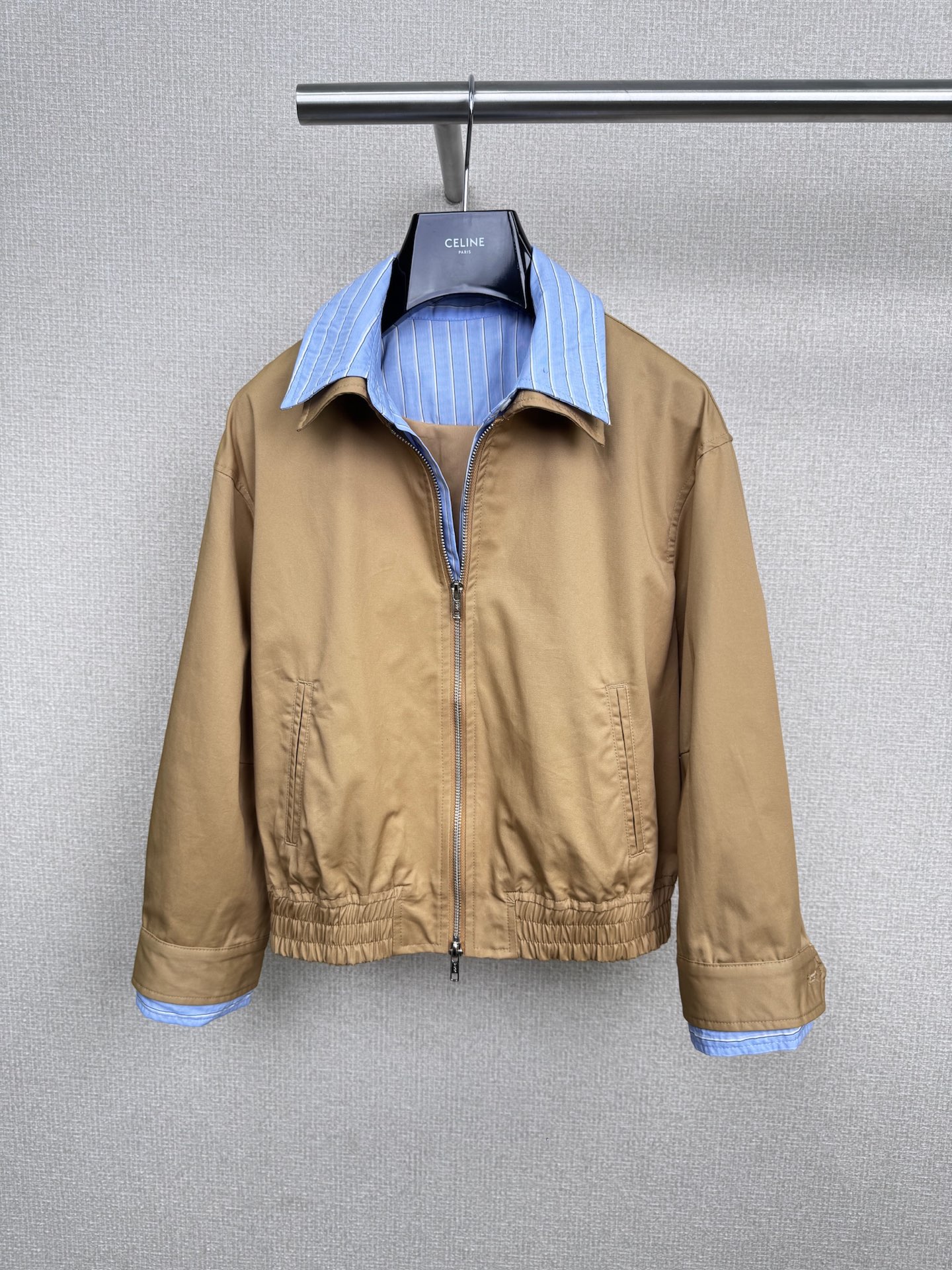 NO:498205,RARELY ALIKE 2025 autumn new fake two-piece contrasting striped short jacket, American retro splicing design｜This jacket is so fragrant, this jacket is simply a retro college-style ceiling, and the fake two-piece splicing design is too layered. The contrasting stripes instantly illuminate the overall shape, the loose style is full of tolerance for the figure, the hidden flesh makes it look slimming effect, the drop-off rotator sleeve design is lazy and casual, and it makes the American drama campus heroine feel, paired with jeans + sneakers, and it is very casual, and it becomes a college-style sweetheart with a pleated skirt. It is super stylish when wearing a white T- or hooded sweatshirt in autumn. N types of coats are really amazing, the material is crisp and stylish but not stiff, and it is completely unrestrained when exercising. Eight people went out casually, and they were lazy and fashionable. When they were worn, they were just linked.  SML, Sneakers, hoodie, sweatshirts, skirts, jeans, jackets & coats, jackets & coats, hats, alexander wang19860909RARELY ALIKE2025秋季新款假两件撞色条纹短夹克,美式复古拼接设计｜这件夹克太香了,这件夹克简直是复古学院风天花板,假两件拼接设计也太有层次感了吧,撞色条纹瞬间点亮整体造型,宽松版型对身材包容度满分,藏肉显瘦效果直接拉满,落肩袖设计慵懒又随性,穿上就是美剧校园女主既视感,搭配牛仔裤+运动鞋休闲感爆棚,配百褶裙又秒变学院风甜心,秋季叠穿白T或连帽卫衣都超有范儿,一件外套N种搭配真的绝,材质挺括有型却不僵硬,运动起来完全不受束缚,早八人随手一套就出门,慵懒时髦感信手拈来,穿出去直接被要链接的节奏. 码数SML,,sneakers,hoodie,sweatshirts,skirts,jeans,jackets & coats,jackets & coats,hats,alexander wang,Women's clothing