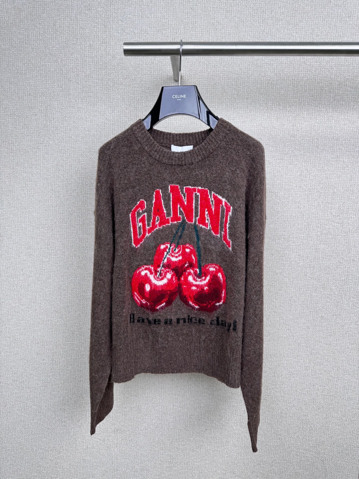 NO:498223,Ganni's new cherry jacquard sweater in autumn and winter, this spring was hard to grasp by this sweater, soft and foul, mohair jacquard cherry sweater is so amazing, with its own atmosphere and three-dimensional cherry jacquard instantly sweetness, the furry texture in the sun is like being wrapped in clouds, light and fluffy but weighty, it will not tick the skin at all, it will look white and not picky on the skin, yellow-skinned sisters close their eyes, retro jacquard cherry three-dimensional, cherry pattern playful and age-reducing, loose style is super friendly to slightly fat girls, and it is super gentle to wear it with jeans or white skirts. When wearing it in autumn, it is chased by sisters to link, this year's sweet girl's wardrobe must be it. SML, skirts, jeans, sweaters, alexander wang19860909Ganni2025秋冬新款樱桃提花毛衣,今年春天被这件毛衣狠狠拿捏了,软糯到犯规,马海毛提花樱桃毛衣太绝了,自带氛围感配上立体感樱桃提花瞬间甜度爆表,阳光下毛茸茸的质感像被云朵包裹住,轻盈蓬松却有分量感,完全不会扎皮肤,显白不挑肤色,黄皮姐妹闭眼入,复古提花樱桃立体感绝绝子,樱桃图案俏皮减龄,宽松版型对微胖女生超友好,搭配牛仔裤或白裙子都超温柔,秋天穿它出街直接被姐妹追着要链接,今年甜妹衣橱的C位必须是它. 码数SML,,skirts,jeans,sweaters,alexander wang,Women's clothing