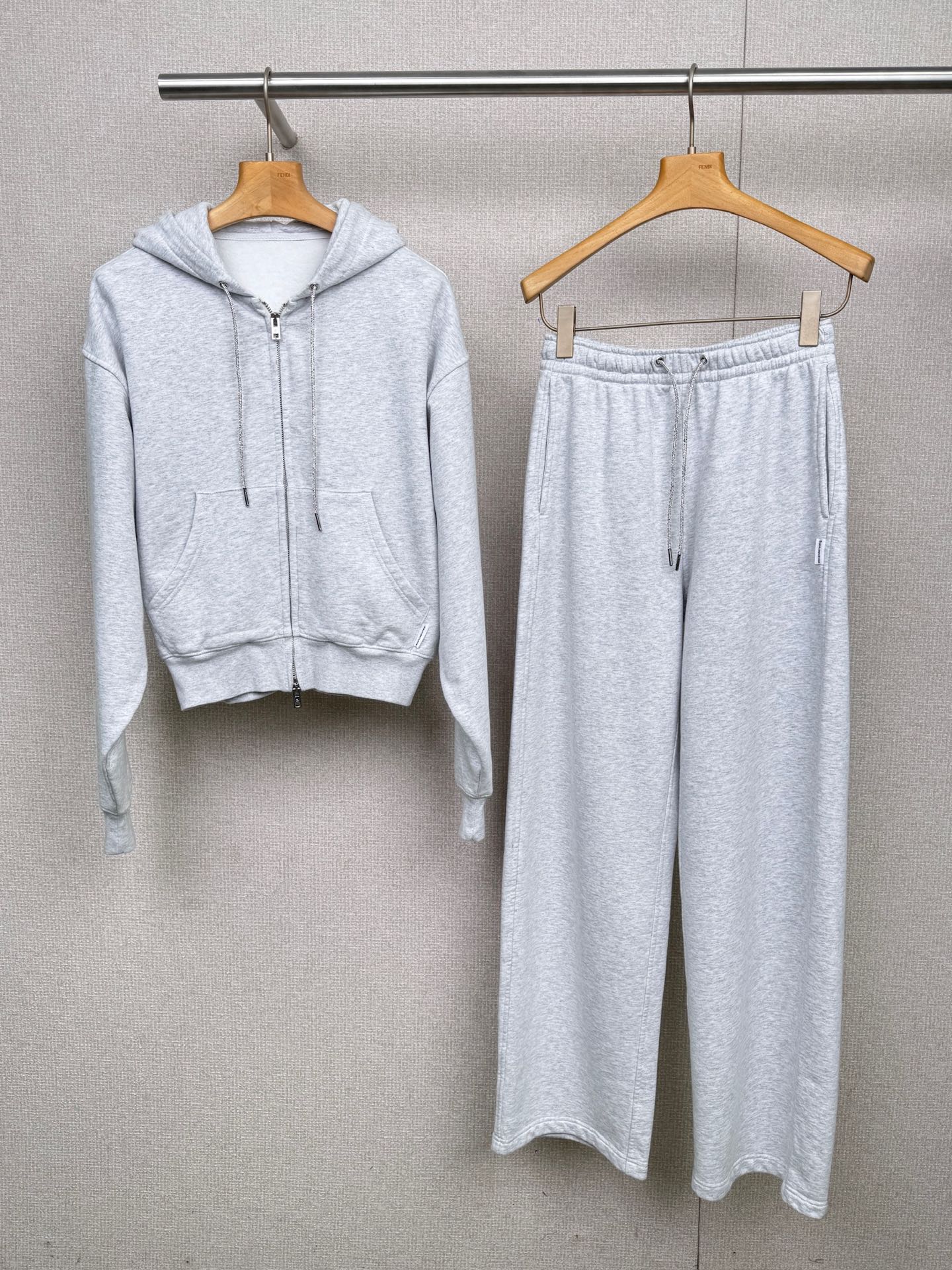 NO:499330,Jacket  Alexanderwang autumn new sweatshirt suit, a set of kings that must be arranged in autumn and winter. The sweatshirt is a short, loose hooded zipper style, which is not picky about the figure at all. Whether it is a fleshy girl or a paper person, it can be easily controlled. The upper body becomes fashionable in seconds. The matching wide-leg sweatshirt pants are just right in length and can cover the small flaws on the legs, making the legs straight and long, which is super friendly to pear-shaped figure, soft and glutinous, and it is very comfortable to wear close to the body.  The clothes are not tying the skin at all, and the thickness is moderate. Now it’s just right to wear in early autumn. When it’s a little colder, add a base shirt inside, which is warm and fashionable. It’s classic and versatile. Whether it’s sports shoes or small boots, it’s very good. It’s very good to wear, and it’s very interesting and casual. This set is really an excellent choice for daily street outings and casual sports. It’s comfortable and beautiful. You can completely close your eyes. Sisters, just do it and let’s explode the streets together.  SML, alexander wang, boots, sneakers, hoodie, sweatshirts, hats, alexander wang19860909上衣 长裤Alexanderwang秋季新款卫衣套装,秋冬必须安排的一套大王穿搭,卫衣是短款宽松的连帽拉链款,完全不挑身材,不管是肉肉女孩还是纸片人,都能轻松驾驭,上身秒变时髦精,搭配的阔腿卫裤,长度恰到好处,能遮住腿部的小瑕疵,显腿直又显腿长,对梨形身材超友好,面料软软糯糯的,贴身穿很舒服,一点都不扎皮肤,而且厚度适中,现在初秋穿刚刚好,等再冷一点,里面加个打底衫,保暖又时尚,经典两色,超级百搭,不管是配运动鞋还是小靴子,都很出片,随便一拍都很有氛围感,这一套真的是日常出街、休闲运动的绝佳选择,既舒服又好看,完全可以闭眼入,姐妹们,冲就完事儿,让我们一起美美的炸街. 码数SML,,alexander wang,boots,sneakers,hoodie,sweatshirts,hats,alexander wang,Women's clothing