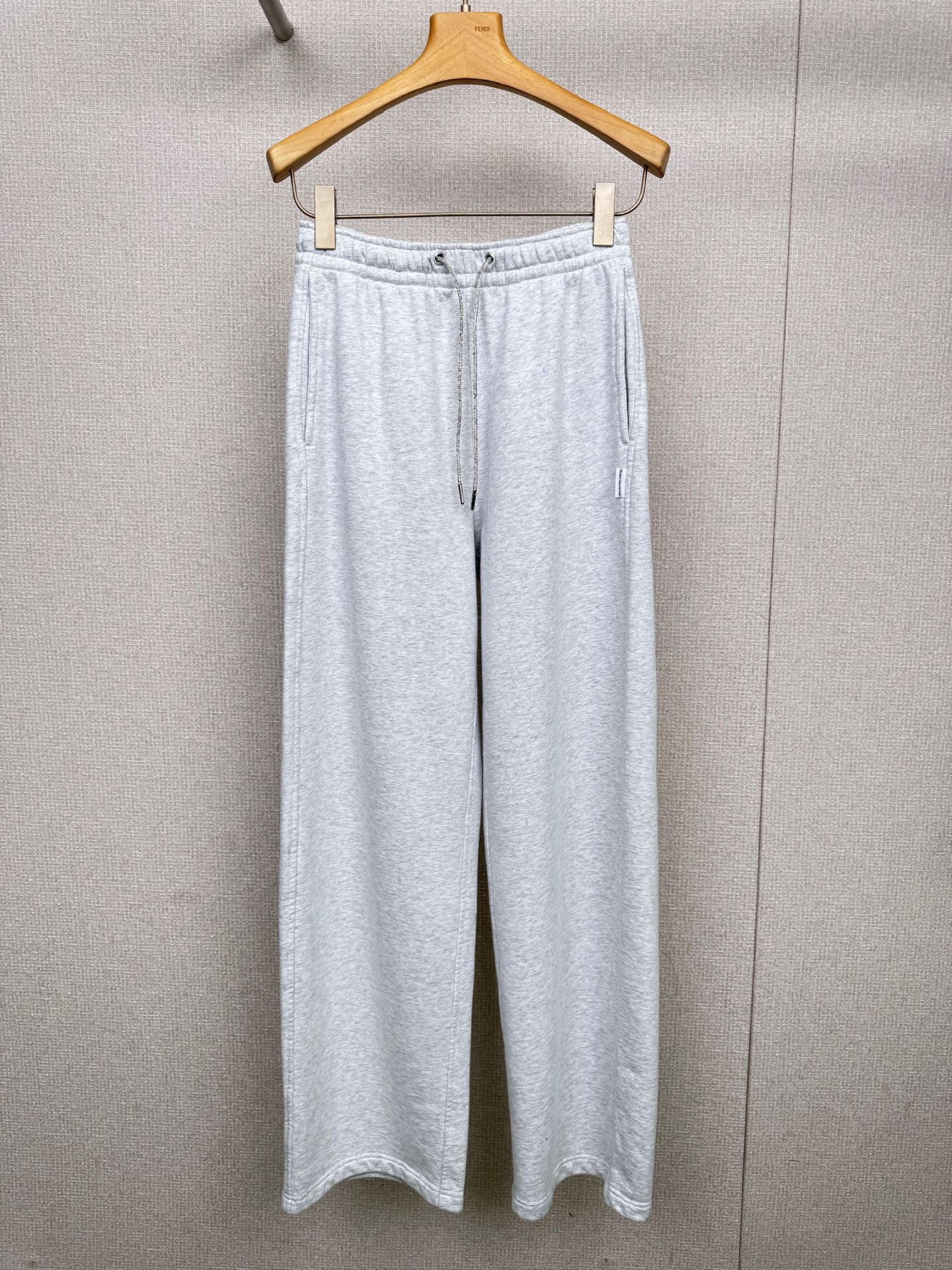 NO:499333,Alexanderwang 2025 autumn new sweatshirt suit, a set of kings that must be arranged in autumn and winter. The sweatshirt is a short, loose hooded zipper style, which is not picky about the figure at all. Whether it is a fleshy girl or a paper person, it can be easily controlled. The upper body becomes fashionable in seconds. The matching wide-leg sweatshirt pants are just right in length and can cover the small flaws on the legs, making the legs straight and long, which is super friendly to pear-shaped figure, soft and glutinous, and close-fitting.  It is very comfortable, not tying the skin at all, and the thickness is moderate. Now it is just right to wear it in early autumn. When it is a little colder, add a base shirt inside, which is warm and fashionable. It is classic and versatile. Whether it is paired with sports shoes or small boots, it is very good. It feels very atmosphere when you take a shot. This set is really an excellent choice for daily street outing and casual sports. It is comfortable and beautiful. You can completely close your eyes. Sisters, just do it and let us explode the street beautifully together.  SML, alexander wang, boots, sneakers, hoodie, sweatshirts, hats, alexander wang19860909长裤Alexanderwang2025秋季新款卫衣套装,秋冬必须安排的一套大王穿搭,卫衣是短款宽松的连帽拉链款,完全不挑身材,不管是肉肉女孩还是纸片人,都能轻松驾驭,上身秒变时髦精,搭配的阔腿卫裤,长度恰到好处,能遮住腿部的小瑕疵,显腿直又显腿长,对梨形身材超友好,面料软软糯糯的,贴身穿很舒服,一点都不扎皮肤,而且厚度适中,现在初秋穿刚刚好,等再冷一点,里面加个打底衫,保暖又时尚,经典两色,超级百搭,不管是配运动鞋还是小靴子,都很出片,随便一拍都很有氛围感,这一套真的是日常出街、休闲运动的绝佳选择,既舒服又好看,完全可以闭眼入,姐妹们,冲就完事儿,让我们一起美美的炸街. 码数SML,,alexander wang,boots,sneakers,hoodie,sweatshirts,hats,alexander wang,Women's clothing