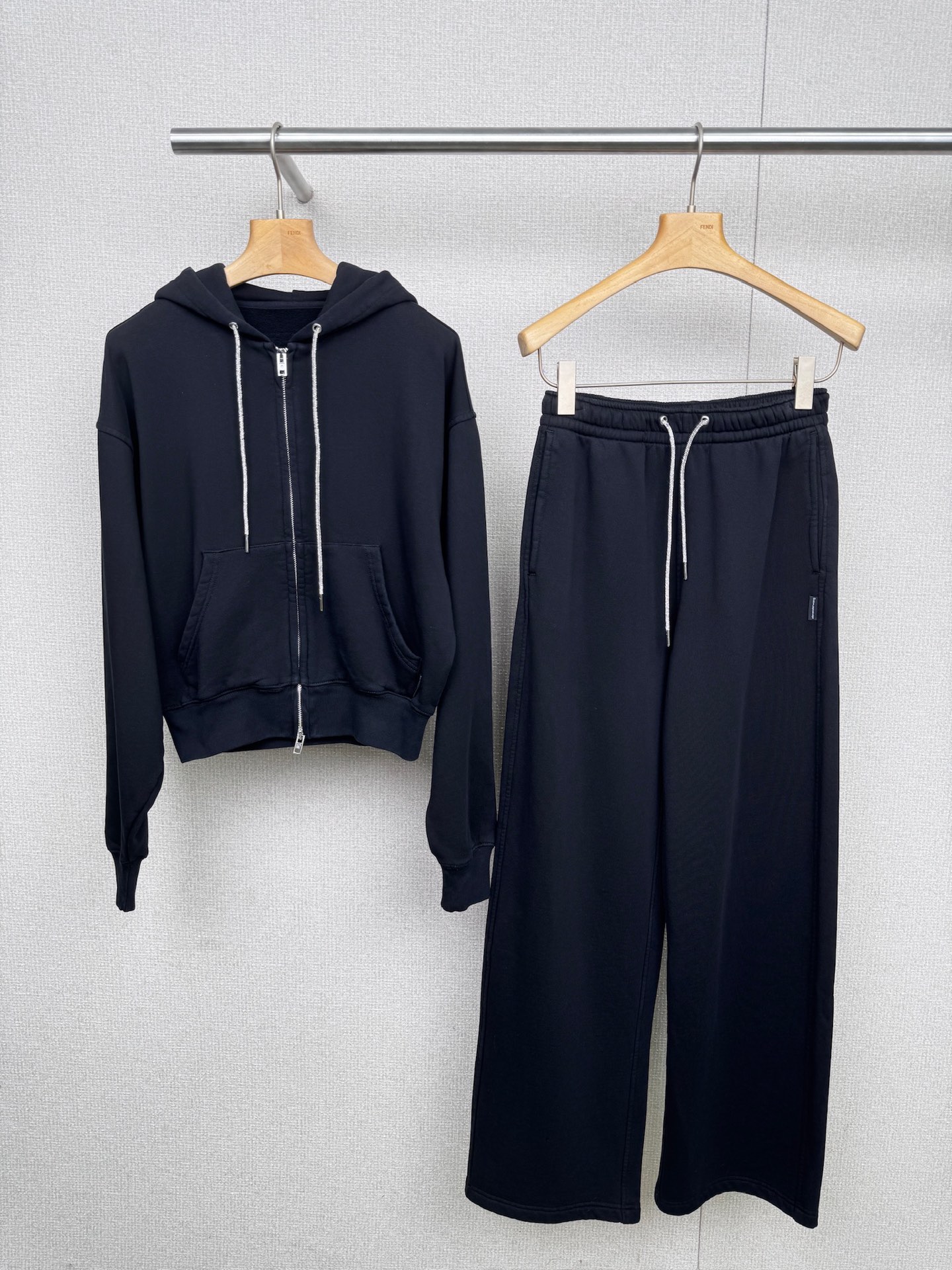 NO:499338,Alexanderwang 2025 autumn new sweatshirt suit, a set of kings that must be arranged in autumn and winter. The sweatshirt is a short loose hooded zipper style, which is not picky about the figure at all. Whether it is a fleshy girl or a paper person, it can be easily controlled. The upper body becomes fashionable in seconds. The matching wide-leg sweatshirt pants are just right in length and can cover the small flaws on the legs, making the legs straight and long, which is super friendly to pear-shaped figure, the fabric is soft and glutinous, and it is very close to the body.  It is comfortable, not tying the skin at all, and the thickness is moderate. Now it is just right to wear it in early autumn. When it is a little colder, add a base shirt inside, which is warm and fashionable. It is classic and versatile. Whether it is paired with sports shoes or small boots, it is very good. It feels very atmosphere when you take a shot. This set is really an excellent choice for daily street outing and casual sports. It is comfortable and beautiful. You can completely close your eyes. Sisters, just do it and let us explode the street beautifully together.  code number SML, alexander wang,boots,sneakers,hoodie,sweatshirts,hats,alexander wang19860909Alexanderwang2025秋季新款卫衣套装,秋冬必须安排的一套大王穿搭,卫衣是短款宽松的连帽拉链款,完全不挑身材,不管是肉肉女孩还是纸片人,都能轻松驾驭,上身秒变时髦精,搭配的阔腿卫裤,长度恰到好处,能遮住腿部的小瑕疵,显腿直又显腿长,对梨形身材超友好,面料软软糯糯的,贴身穿很舒服,一点都不扎皮肤,而且厚度适中,现在初秋穿刚刚好,等再冷一点,里面加个打底衫,保暖又时尚,经典两色,超级百搭,不管是配运动鞋还是小靴子,都很出片,随便一拍都很有氛围感,这一套真的是日常出街、休闲运动的绝佳选择,既舒服又好看,完全可以闭眼入,姐妹们,冲就完事儿,让我们一起美美的炸街. 码数SML 上,,alexander wang,boots,sneakers,hoodie,sweatshirts,hats,alexander wang,Women's clothing