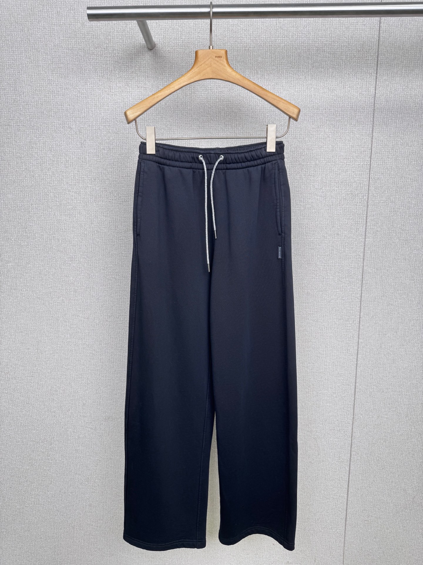 NO:499342,Alexanderwang 2025 autumn new sweatshirt suit, a set of kings that must be arranged in autumn and winter. The sweatshirt is a short loose hooded zipper style, which is not picky about the figure at all. Whether it is a fleshy girl or a paper person, it can be easily controlled. The upper body becomes fashionable in seconds. The matching wide-leg sweatshirt pants are just right in length and can cover the small flaws on the legs, making the legs straight and long, which is super friendly to pear-shaped figure, the fabric is soft and glutinous, and it is very close to the body.  It is comfortable, not tying the skin at all, and the thickness is moderate. Now it is just right to wear it in early autumn. When it is a little colder, add a base shirt inside, which is warm and fashionable. It is classic and versatile. Whether it is paired with sports shoes or small boots, it is very good. It feels very atmosphere when you take a shot. This set is really an excellent choice for daily street outing and casual sports. It is comfortable and beautiful. You can completely close your eyes. Sisters, just do it and let us explode the street beautifully together.  SML, alexander wang, boots, sneakers, hoodie, sweatshirts, hats, alexander wang19860909Alexanderwang2025秋季新款卫衣套装,秋冬必须安排的一套大王穿搭,卫衣是短款宽松的连帽拉链款,完全不挑身材,不管是肉肉女孩还是纸片人,都能轻松驾驭,上身秒变时髦精,搭配的阔腿卫裤,长度恰到好处,能遮住腿部的小瑕疵,显腿直又显腿长,对梨形身材超友好,面料软软糯糯的,贴身穿很舒服,一点都不扎皮肤,而且厚度适中,现在初秋穿刚刚好,等再冷一点,里面加个打底衫,保暖又时尚,经典两色,超级百搭,不管是配运动鞋还是小靴子,都很出片,随便一拍都很有氛围感,这一套真的是日常出街、休闲运动的绝佳选择,既舒服又好看,完全可以闭眼入,姐妹们,冲就完事儿,让我们一起美美的炸街. 码数SML,,alexander wang,boots,sneakers,hoodie,sweatshirts,hats,alexander wang,Women's clothing