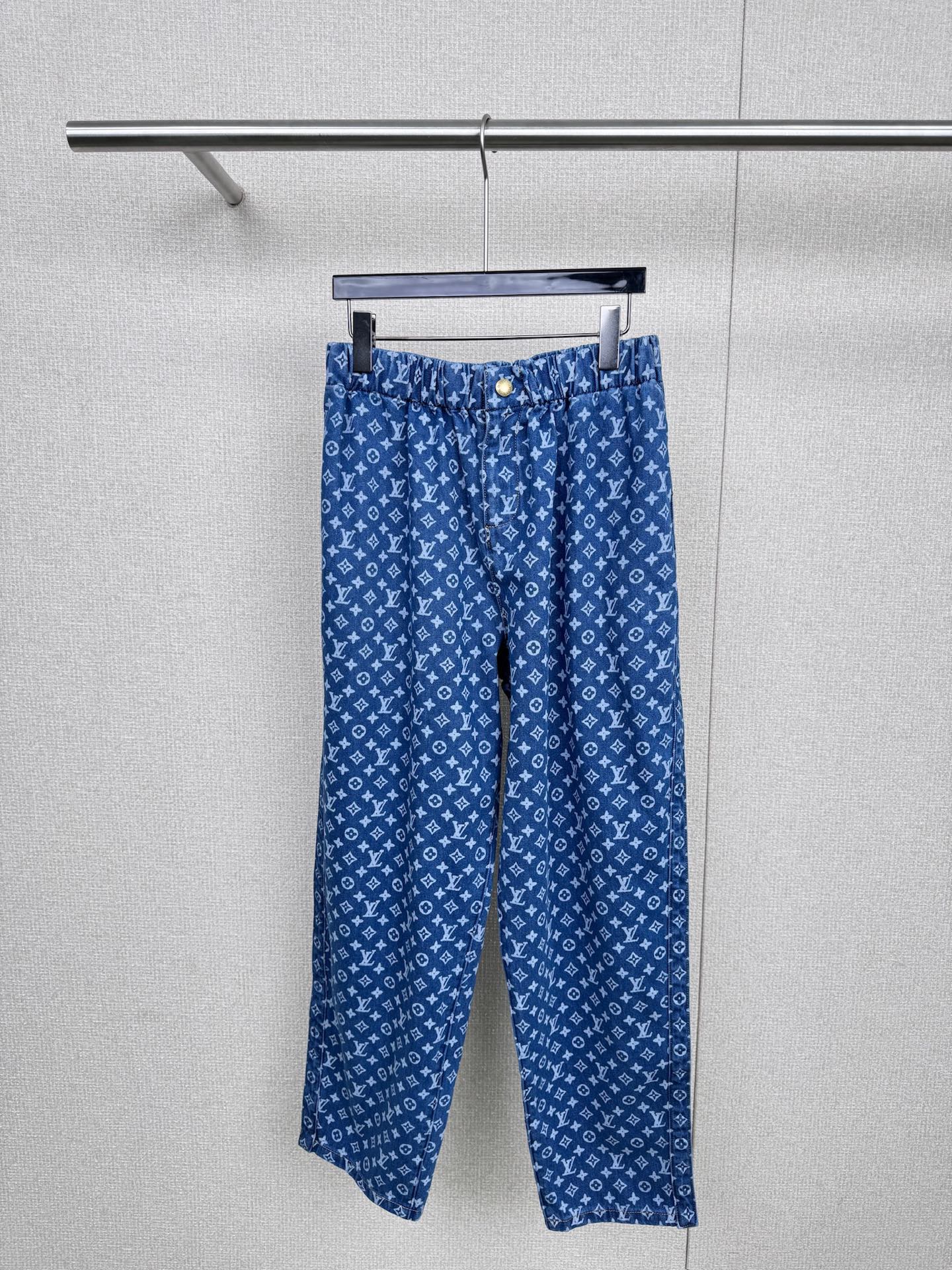 NO:499351,LV 2025 early autumn new Monogram series twill presbyterian denim casual pants, pure cotton denim fabric, full color washing treatment, moderate thickness, soft and crisp feeling, and comfortable on the upper body, full contrast effect laser Monogram pattern renews classic design, clear fabric color, full-body print four-leaf clover elements and letter logo patterns, showing the brand tone, weld 'fashionable and lazy' on the legs, comes with high-end filters, wide and loose trousers, hide flesh and make the legs look longer, metal buttons at the waist, plus a simple white T+ white shoes, carry a small shoulder bag, ask for links when going out, daily commuting and shopping and walking, it is a savior for lazy people to wear. SML,,louis vuitton,satchels,alexander wang19860909LV 2025早秋新款Monogram系列款斜纹老花牛仔休闲裤,纯棉牛仔面料,全对色水洗处理,适中厚度柔软和挺括感俱佳上身很舒服,满副对比色效果激光Monogram 图案焕新经典设计,布面花色清晰显质感,通体满印四叶草元素和字母徽标图案,彰显品牌调性,把“时髦慵懒”焊在腿上,自带高级滤镜,宽宽松松的裤型,藏肉又显腿长,腰部金属扣子logo点睛,搭配简单白T+小白鞋,拎个小挎包,出街被追着问链接,日常通勤、逛街遛弯都适配,妥妥懒人穿搭救星. 码数SML,,louis vuitton,satchels,alexander wang,Women's clothing