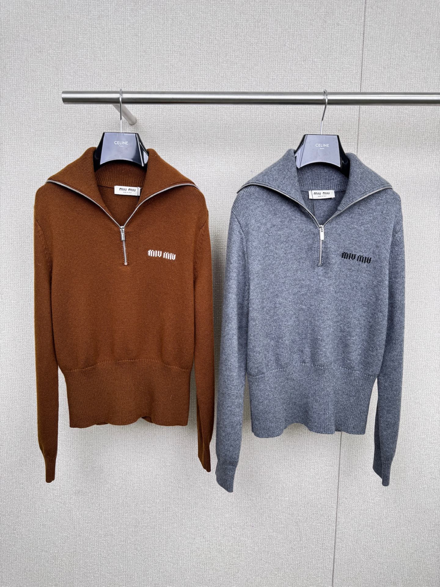 NO:499357,MiuMiu 2025 autumn new half-zipper lapel sweater, lapel design breaks the routine, full of high-end feeling, matched with zipper opening and closing methods, can be salty or sweet, the zipper is so easy to pull, and the zipper is so easy to pull, the short slim fit style is simply a magic weapon for body modification, which can perfectly raise the waistline and make the legs look longer. Even small girls can easily hold it. The aura is 2.8 meters in an instant, the tight pit knitted texture, the texture is superb, delicate and soft fabric, it is comfortable to wear close to the body so that you don’t want to take it off, and the warmth is also online, easily resisting the coolness of autumn and winter, the unique small logo on the chest, the details show quality, whether it is paired with straight jeans to create a casual and daily style, or A  The font skirt creates an elegant temperament style, and it can be easily adapted to it ~ it can be the focus when wearing it on the street or at work. SML, miumiu, skirts, jeans, alexander wang19860909MiuMiu2025秋季新款半拉链翻领针织衫,翻领设计,打破常规,满满的高级感,搭配拉链开合方式,可盐可甜,拉链拉上干练利落,拉开又多了几分随性洒脱,短款修身的版型,简直是身材修饰神器,能够完美拉高腰线,让双腿看起来更加修长,就算是小个子女生也能轻松 hold 住,瞬间气场两米八,紧密的坑条针织纹理,质感超绝,细腻柔软的面料,贴身穿舒服到不想脱下来,保暖性能也在线,轻松抵御秋冬的凉意,胸前别致的小logo拉链点缀,细节之处彰显品质,无论是搭配直筒牛仔裤打造休闲日常风,还是配上 A 字半身裙营造优雅气质风,它都能轻松适配～出街或者上班穿,都能成为焦点. 码数SML,,miumiu,skirts,jeans,alexander wang,Women's clothing