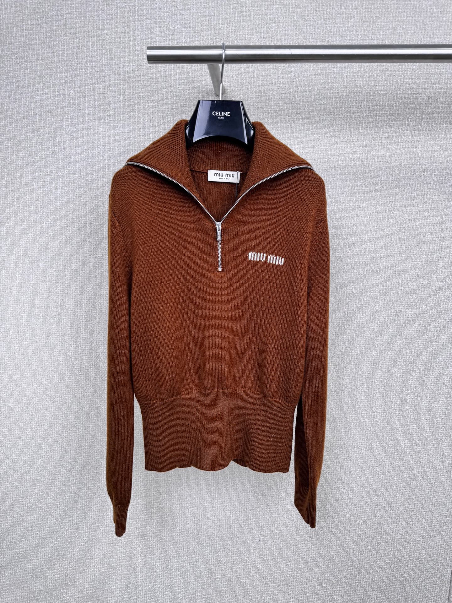 NO:499363,MiuMiu 2025 autumn new half-zipper lapel sweater, lapel design breaks the routine, full of high-end feeling, matched with zipper opening and closing methods, can be salty or sweet, the zipper is so easy to pull, and the zipper is so easy to pull, the short slim fit style is simply a magic weapon for body modification, which can perfectly raise the waistline and make the legs look longer. Even small girls can easily hold it. The aura is 2.8 meters in an instant, the tight pit knitted texture, the texture is superb, delicate and soft fabric, it is comfortable to wear close to the body so that you don’t want to take it off, and the warmth is also online, easily resisting the coolness of autumn and winter, the unique small logo on the chest, the details show quality, whether it is paired with straight jeans to create a casual and daily style, or A  The font skirt creates an elegant temperament style, and it can be easily adapted to it ~ it can be the focus when wearing it on the street or at work. SML, miumiu, skirts, jeans, alexander wang19860909MiuMiu2025秋季新款半拉链翻领针织衫,翻领设计,打破常规,满满的高级感,搭配拉链开合方式,可盐可甜,拉链拉上干练利落,拉开又多了几分随性洒脱,短款修身的版型,简直是身材修饰神器,能够完美拉高腰线,让双腿看起来更加修长,就算是小个子女生也能轻松 hold 住,瞬间气场两米八,紧密的坑条针织纹理,质感超绝,细腻柔软的面料,贴身穿舒服到不想脱下来,保暖性能也在线,轻松抵御秋冬的凉意,胸前别致的小logo拉链点缀,细节之处彰显品质,无论是搭配直筒牛仔裤打造休闲日常风,还是配上 A 字半身裙营造优雅气质风,它都能轻松适配～出街或者上班穿,都能成为焦点. 码数SML,,miumiu,skirts,jeans,alexander wang,Women's clothing