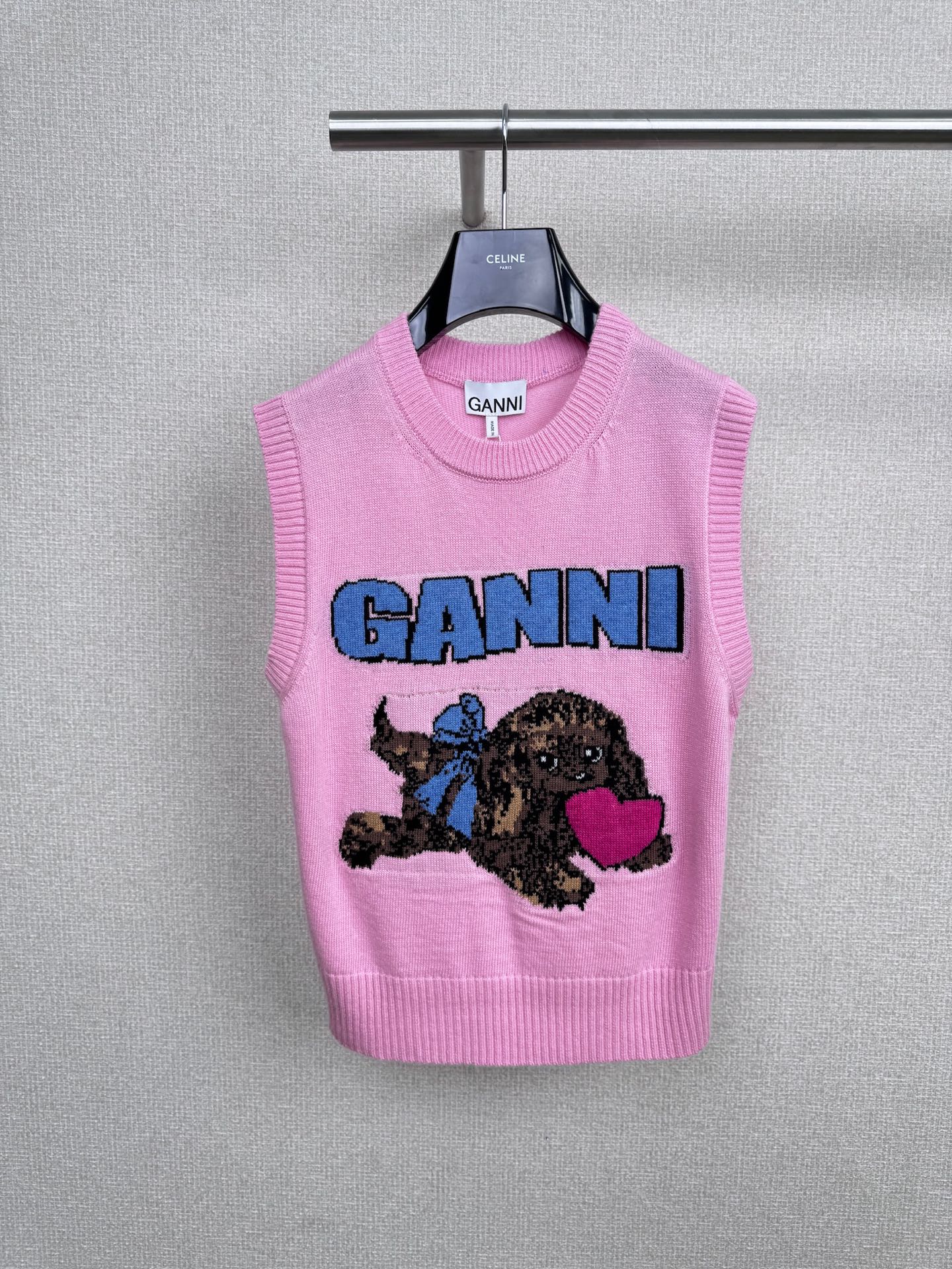 NO:499369,Ganni's new cute and beautiful autumn style limited edition puppy jacquard wool knitted vest for autumn, with a texture as light and soft as clouds, and it has excellent warmth, moisture absorption, breathable and skin-friendly and comfortable. The classic style is simple and toned. The upper body feels skinny and relaxed. The clothes themselves are skinny, covering the flesh and making them look thinner. The square neck shape makes the neck look slender, and the jacquard dog pattern on the chest is matched with the love edges of the hem. Defining cute and playful attributes, the round neck wool vest, and the trendy vest is hung with you. The super-large collar style pulls a vest to  The status of high-end accessories is because it can versatile and diverse styles. College, youth, intellectuality, handsomeness, etc. are free to control. The collar and cuffs have contrasting threads with black and white. The overall shape is very clean and outlined. The hem is spliced ​​with wide threads of fried chicken, which highlights the figure with a moderate tension and relaxation. The visual effect of the upper body can also directly lift the figure. The knitted vest can be stacked, and the lower body is matched with breeches and short boots, which has French laziness and accent. The classic color combination of high-level and super high quality is a versatile item in autumn and winter.  SML, boots, alexander wang19860909Ganni2025秋季新款可爱又美腻的限定款小狗提花羊毛针织背心,质感像云朵般轻盈柔软细腻,同时拥有优异的保暖性,吸湿透气亲肤舒适,经典版型,简约有调性,上身倍感放松衣服本身具有骨感,遮肉显瘦,方领造型显得脖颈修长,胸前的提花狗狗图案,配合下摆的爱心边边.定义可爱俏皮属性,圆领羊毛背心,随身一挂便是潮流风向标,超大的领风格将一件背心拉到了高端配饰的地位,因为它可以百搭出多种多样的风格,学院、青春、知性、帅气等拿捏的随心所欲,领口、袖口有黑白分明的撞色螺纹,整体十分干净而且勾勒了背心的造型,下摆则用了炒鸡宽的螺纹拼接,张弛有度凸显身材,上身的视觉效果还能直接拔高身材,针织背心可以叠搭,下半身搭配马裤和短靴,更有法式慵懒与腔调,高段位的经典配色结合超高品质是秋冬季节的百搭单品. 码数SML,,boots,alexander wang,Women's clothing