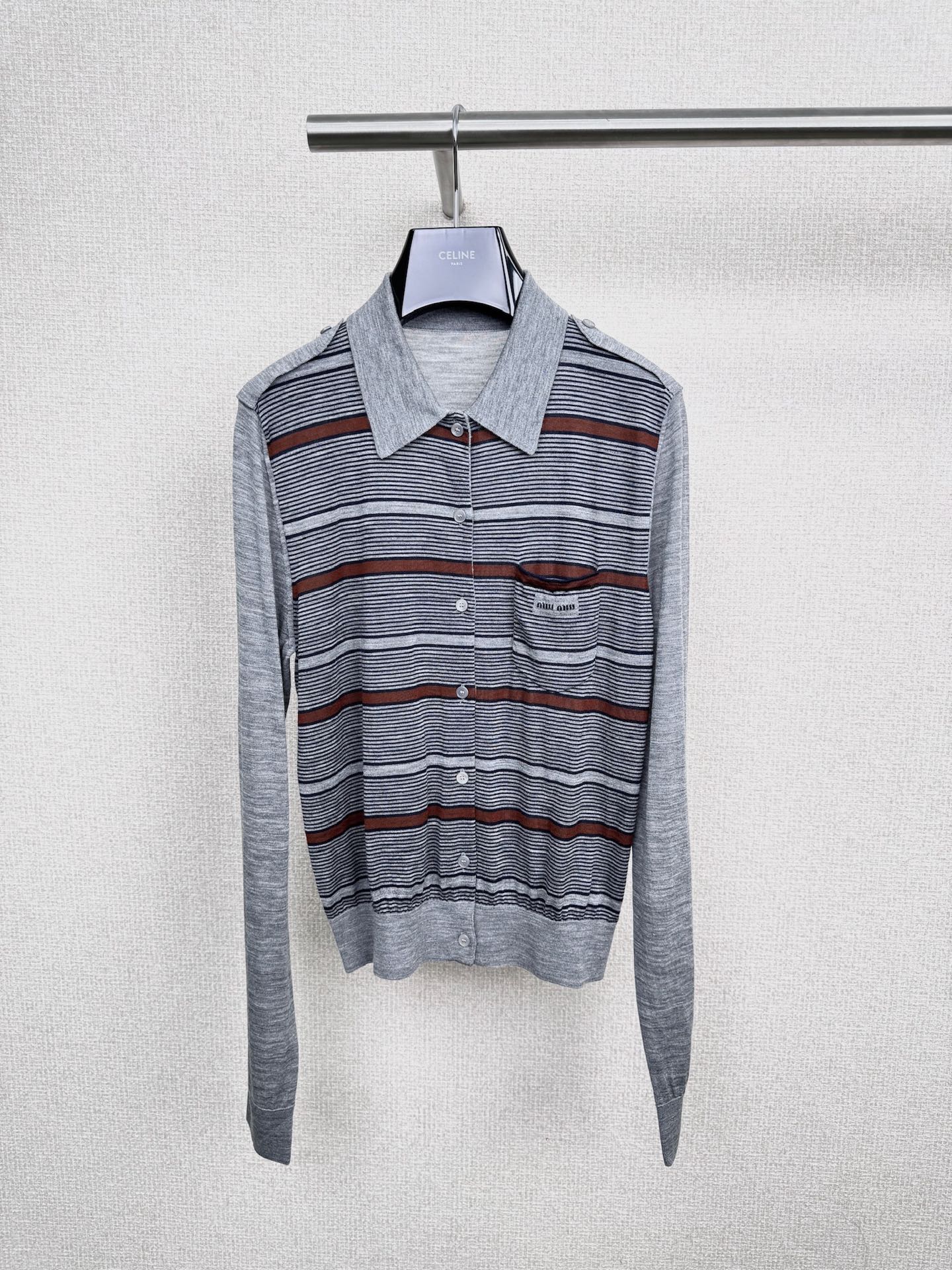 NO:499375,MiuMiu2025 new gray knitted polo shirt, this polo shirt is Lao Ganma in the wardrobe, which is delicious with everything. Sisters, this lapel striped polo shirt is really amazing. The design of the polo collar is super elegant, it does not pick the face shape and can also modify the neck line. It is very textured when worn casually, and it will not be old-fashioned at all. The gray and white stripes are low-key and durable. The stripes are full of slimming effect. It is refreshing and neat to wear it alone. It is also a blazer that wears a suit jacket that is super layered. It can be used for work or weekend trips. It is full of practical wear. Although it is still summer, the good-looking spring and autumn styles really need to be stocked up in advance. This one is a must-have item in everyone's mind. What do you think?  SML, miumiu, jackets & coats, business suit, alexander wang19860909MiuMiu2025新款灰色针织polo衫,这件polo衫就是衣柜里的老干妈,配什么都香,姐妹们,这件翻领条纹polo衫,真的绝了,Polo领的设计超有气质,不挑脸型还能修饰脖颈线条,随便一穿就很有质感,完全不会老气,灰白条纹低调又耐看,条纹显瘦效果拉满,单穿清爽利落,内搭西装外套也超有层次感,不管是上班还是周末出游都能驾驭,实穿性满分,虽然现在还是夏天,但好看的春秋款真的得提前囤,这件已经是大家心中的早秋必入单品了,姐妹们觉得呢？ 码数SML,,miumiu,jackets & coats,business suit,alexander wang,Women's clothing