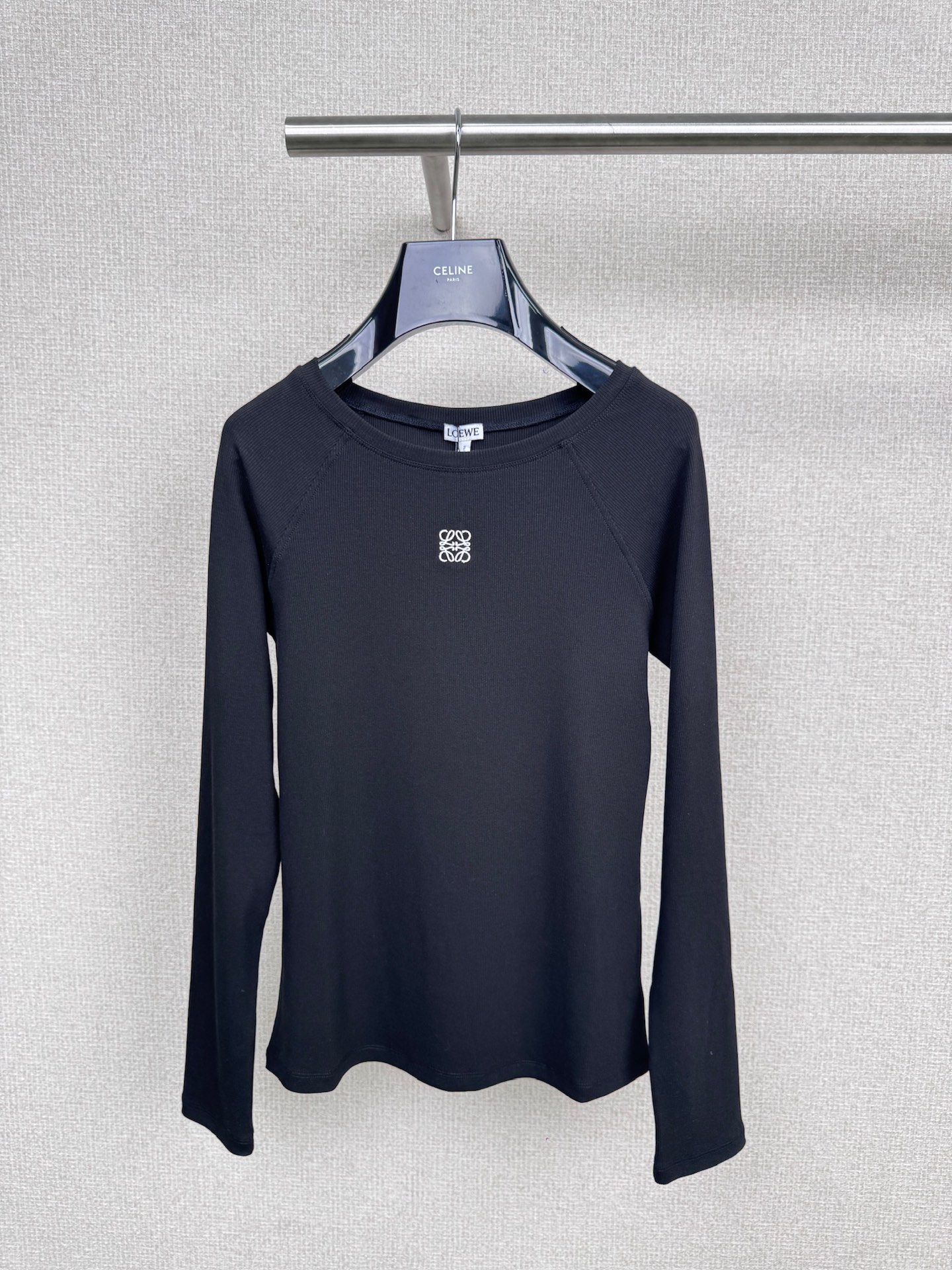 NO:500028,Loewe Tiansi Pit Strip Long Sleeve Base. When the autumn wind gradually rises, a little light and tenderness is always needed to connect late summer and late autumn. This base is the romance for autumn. The thin gauze as thin as a cicada wing hides the perfect sense of transparency. It is not too thin, but also allows the skin to breathe in the cool air. Like the mist in the early morning of autumn, it is gently covered in a knitted cardigan or suit. The texture of the neckline cuffs is faintly visible to the simple outfit, and the elastic cut of the body is not picked. It is a casual early autumn look with jeans. It is a soft and feminine look with a skirt. When the wind passes through the hem of the clothes, the sky ribbon sways in fine shape, like wearing the poetry of autumn on the body, warm but not stuffy, beautiful but not ostentatious. The tenderness of autumn should be hidden in these visible and tangible details. SML  P, loewe, skirts, jeans, business suit, alexander wang19860909Loewe天丝坑条插肩长袖打底,秋风渐起时,总需要一点轻盈的温柔来衔接夏末与深秋,这款打底便是为秋日而生的浪漫——细如蝉翼的纱质藏着恰到好处的透感,既不会过分单薄,又能让肌肤在微凉空气中呼吸,像秋日清晨的薄雾,轻轻覆在针织开衫或西装里,领口袖口若隐若现的肌理,为简约穿搭添了层细腻的层次感,不挑身形的弹力剪裁,配牛仔裤是随性的早秋模样,搭半身裙又多了份柔软女人味,当风穿过衣摆,天丝带起细碎的晃动,像把秋天的诗意穿在了身上,暖而不闷,美得不张扬,秋天的温柔,就该藏在这些看得见摸得着的细节. 码数SML P,,loewe,skirts,jeans,business suit,alexander wang,Women's clothing