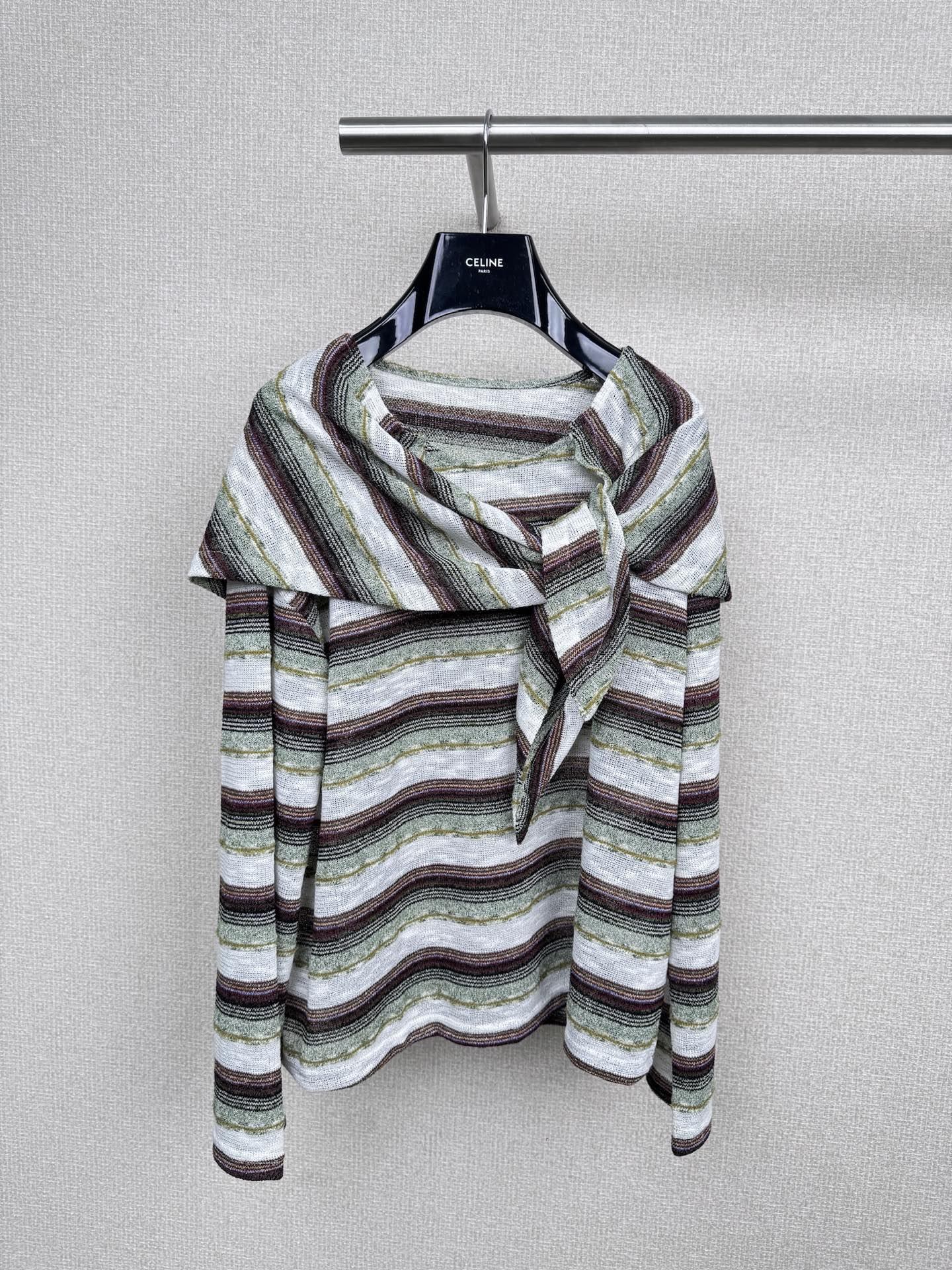 NO:500038,CHEERi UPi Designer Brand 25 autumn and winter new rural nomadic two-piece cardigan, nomadic stripe pattern (with soft neutral pastel tones and the earth and sand color of the mountains and rivers and natural landscapes, the green and white stripes of the grassland are layered, showing the modern nomadic feeling of escaping from the city). The city is simple, elegant and stylish, the fake two-piece design, the delicate layers of faint skin blur the boundaries of the body, easily wear out the layered shape, positioning knot design, shaping three-dimensional pattern, perfect breast curve, ultra-fine wool fabric, because the yarn is extremely thin, the weaving process requires machines and craftsmen, delicate and light, and wears with zero burden. SML, alexander wang19860909CHEERi UPi 设计师品牌 25秋冬新品乡野游牧假两件开衫,游牧条纹花型(用柔和的中性粉彩色调与山川自然景观的大地沙土色,融入草原的绿白色条纹层叠,展现出从浮沉都市逃离的现代游牧感),都市简约,雅致有格调,假两件设计,隐约透肤的精致层次模糊身材边界,轻松穿出叠搭造型感,定位纽结设计,塑造立体版型,完美胸型曲线,超细羊毛面料,因纱线极细,织造过程对机器、工艺师要求极高,细腻轻盈,穿着零负担. 码数SML,,alexander wang,Women's clothing