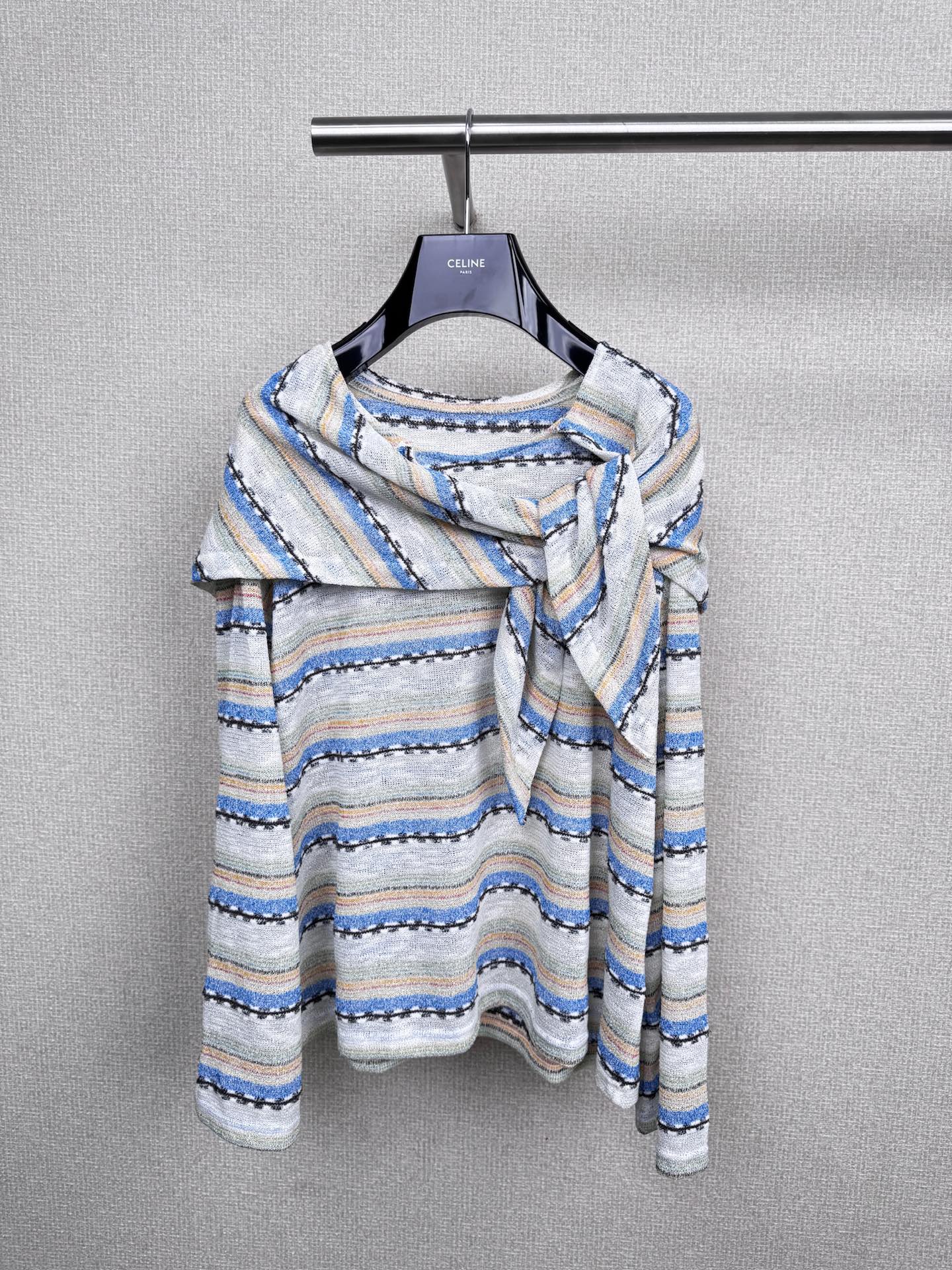 NO:500048,CHEERi UPi Designer Brand 25 autumn and winter new rural nomadic two-piece cardigan, nomadic stripe pattern (with soft neutral pastel tones and the earth and sand color of the mountains and rivers and natural landscapes, the green and white stripes of the grassland are layered, showing the modern nomadic feeling of escaping from the city). The city is simple, elegant and stylish, the fake two-piece design, the delicate layers of faint skin blur the boundaries of the body, easily wear out the layered shape, positioning knot design, shaping three-dimensional pattern, perfect breast curve, ultra-fine wool fabric, because the yarn is extremely thin, the weaving process requires machines and craftsmen, delicate and light, and wears with zero burden. SML, alexander wang19860909CHEERi UPi 设计师品牌 25秋冬新品乡野游牧假两件开衫,游牧条纹花型(用柔和的中性粉彩色调与山川自然景观的大地沙土色,融入草原的绿白色条纹层叠,展现出从浮沉都市逃离的现代游牧感),都市简约,雅致有格调,假两件设计,隐约透肤的精致层次模糊身材边界,轻松穿出叠搭造型感,定位纽结设计,塑造立体版型,完美胸型曲线,超细羊毛面料,因纱线极细,织造过程对机器、工艺师要求极高,细腻轻盈,穿着零负担. 码数SML,,alexander wang,Women's clothing