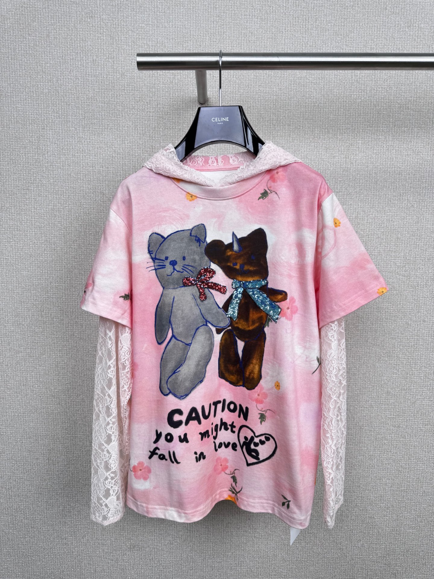 NO:500056,FORDARE 2025 Autumn and Winter 'Two Little Guess' series of honey bear floral long sleeves & fun hand-painted two bears lace hooded T-shirts. The picture is based on romantic pink and warm canvases, blending oil painting texture florals and handwritten graffiti text. Relax and romantic, warm and healing, dreamy lace elements, the looming hooded design is gentle and fairy-like, the wide hooded design adds a bit of mystery and romantic lace hollow floral shape with a girlish sense, the soft atmosphere, the loose design highlights the waist and hip ratio, and a whole set of skirts and pants is pure and seductive. SML, skirts, tees, t-shirt, hats, alexander wang19860909FORDARE福蝶2025秋冬「两小无猜」系列蜂蜜小熊碎花长袖&趣味手绘两只小熊蕾丝连帽T恤,画面以浪漫粉色和暖色调的画布为基调,融入油画质感的的碎花与手写涂鸦文字 ,轻松又浪漫,温暖又治愈,梦幻的蕾丝元素,若隐若现的连帽设计温柔仙气,宽大的连帽设计增添了几分神秘与浪漫自带少女感的蕾丝镂空花型,柔和的氛围感,宽松设计凸显腰臀比例,搭配一条裙裤一整套上身纯欲又撩人. 码数SML,,skirts,tees，t-shirt,hats,alexander wang,Women's clothing