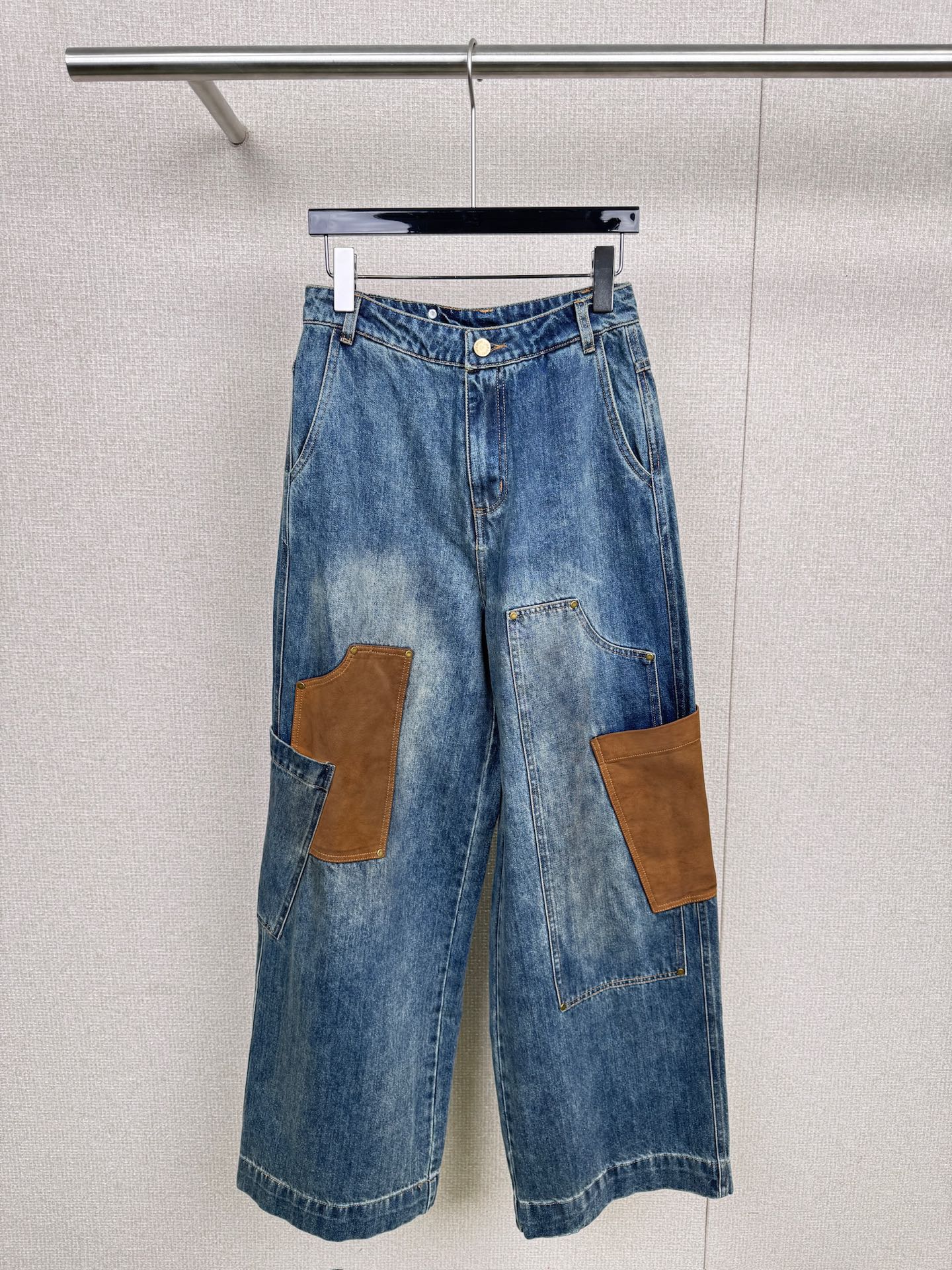 NO:500068,ICE DUST 25 early autumn suede splicing dirty denim trousers. The splicing design is really too creative. The pants are made of brown suede material with classic blue jeans. They are handsome and retro, instantly improving the fashionable feeling. The pants are loose and comfortable to wear. The slim lines of the pants lengthen the proportion of the legs, making them look taller and thinner. I love this bold mix and match style, suitable for you who want to break through the regular outfit. Paired with pointed leather shoes and simple accessories, it can easily create a cool street style. It is a must-go in autumn and winter, and ensures a huge return rate. Go and try this unique splicing look to make your outfit more personal. SML, chamois leather, alexander wang19860909ICE DUST 25早秋仿麂皮拼接脏脏牛仔长裤,套拼接设计真的是太有创意了,裤子都用棕色麂皮材质搭配经典蓝牛仔,帅气又复古,瞬间提升时髦感,裤子宽松版型,穿着特别舒适,裤子修身的线条拉长了腿部比例,显高显瘦两不误,最爱这种大胆混搭风,适合想要突破常规穿搭的你,搭配尖头皮鞋和简约配饰,轻松打造街头酷帅风格,秋冬季节必入,保证回头率爆棚,快去试试这套独特的拼接look,让你的穿搭更有个性吧. 码数SML,,chamois leather,alexander wang,Women's clothing