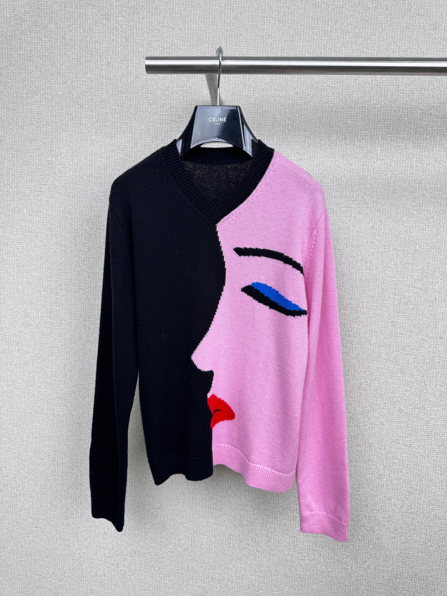 NO:500074,EERDOS × Gilles Dufour The new V-neck sweater in autumn and winter in 2025 is based on classic black and presented through jacquard technology. Design director Dufour hand-painted abstract face patterns, inspired by Picasso lines, and interesting patterns are also very popular elements at the moment. They are very fashionable and age-reducing. The classic fluff-blend jacquard fabric has the comfort and delicateness of cashmere and the crisp and skinny wool. Combined with jacquard technology, it creates a texture and tissue change. It has both artistic and fashionable style. It adopts a classic straight and loose style, which is comfortable and not picky about the figure. SML, sweaters, alexander wang19860909EERDOS × Gilles Dufour 篇章未尽2025秋冬新款V领毛衣,以经典黑色为底色,通过提花工艺呈现,设计总监杜福尔手绘抽象人脸图案,灵感来自毕加索线条,趣味图案也是当下非常流行的元素,非常时髦减龄,经典的绒毛混纺提花面料,既有羊绒的舒适细腻又有羊毛的挺括骨感,结合提花工艺打造有肌理组织变化的 趣味图案,既有艺术感又兼具时尚度,采用经典直身宽松版型,舒适不挑身材. 码数SML,,sweaters,alexander wang,Women's clothing