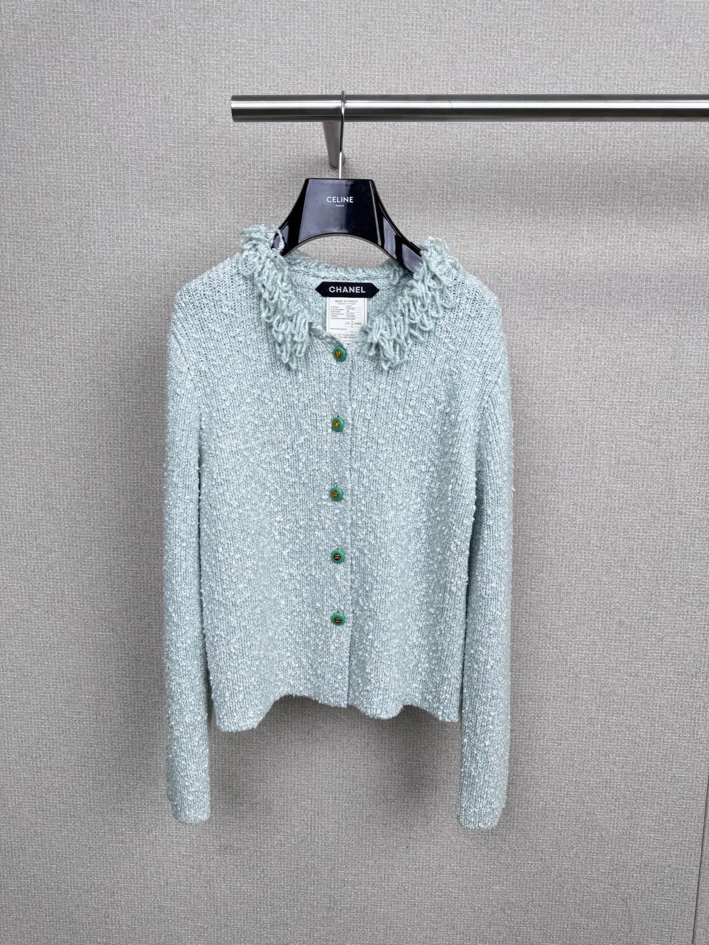 NO:500086,Chanel 2025 autumn and winter new medieval series floral candy color wool cardigan, which is absolutely beautiful, small loose style, plus the elasticity of knitted, very inclusive, and can handle all kinds of figures. The length is just right, it is easy to wear and not suppress the shape of the figure. The curve of the small round neck is too beautiful, and the essence of slimming is here. The collar is just right, it is sexy and not exposed, the layering layer does not appear stuffy, the cuffs and hem threads are loose and casual but not dragged, the wool floral wool is rich in suede, visually furry, with the warm texture unique to winter. The whole piece of bead weaving weakens the expansion brought by the oversized shape, and does not appear sparse and slack, low-key and elegant, and easily creates effortless fashion. SML, chanel, alexander wang19860909Chanel2025秋冬新款中古系列花纱糖果色羊毛开衫,绝绝子的好看,小宽松版型,加上针织自带的弹力,包容性非常好,各种身材都能驾驭,衣长刚刚好,好穿不压个子,小圆领弧度太漂亮,显瘦精髓在这里,领深开得刚刚好,单穿性感不暴露,叠穿层次不显闷,袖口和下摆螺纹松弛有度,随性但不拖沓,羊毛花线毛料,绒面丰富,视觉上毛茸茸的,有着冬日特有的温暖质感,全件珠地织法,削弱了大廓形带来的膨胀感,又不会显得稀疏松懈,低调显气质,轻松营造不费力的时髦. 码数SML,,chanel,alexander wang,Women's clothing