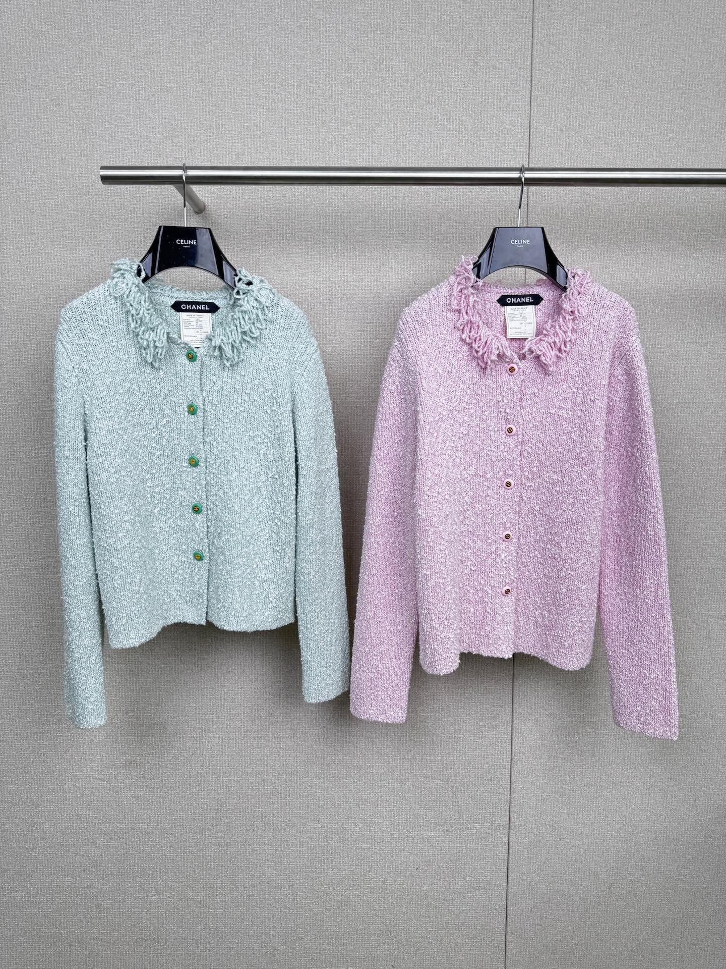 NO:500063,Chanel 2025 autumn and winter new medieval series floral candy color wool cardigan, which is absolutely beautiful, small loose style, plus the elasticity of knitted, very inclusive, and can handle all kinds of figures. The length is just right, it is easy to wear and not suppress the shape of the figure. The curve of the small round neck is too beautiful, and the essence of slimming is here. The collar is just right, it is sexy and not exposed, the layering layer does not appear stuffy, the cuffs and hem threads are loose and casual but not dragged, the wool floral wool is rich in suede, visually furry, with the warm texture unique to winter. The whole piece of bead weaving weakens the expansion brought by the oversized shape, and does not appear sparse and slack, low-key and elegant, and easily creates effortless fashion. SML, chanel, alexander wang19860909Chanel2025秋冬新款中古系列花纱糖果色羊毛开衫,绝绝子的好看,小宽松版型,加上针织自带的弹力,包容性非常好,各种身材都能驾驭,衣长刚刚好,好穿不压个子,小圆领弧度太漂亮,显瘦精髓在这里,领深开得刚刚好,单穿性感不暴露,叠穿层次不显闷,袖口和下摆螺纹松弛有度,随性但不拖沓,羊毛花线毛料,绒面丰富,视觉上毛茸茸的,有着冬日特有的温暖质感,全件珠地织法,削弱了大廓形带来的膨胀感,又不会显得稀疏松懈,低调显气质,轻松营造不费力的时髦. 码数SML,,chanel,alexander wang,Women's clothing