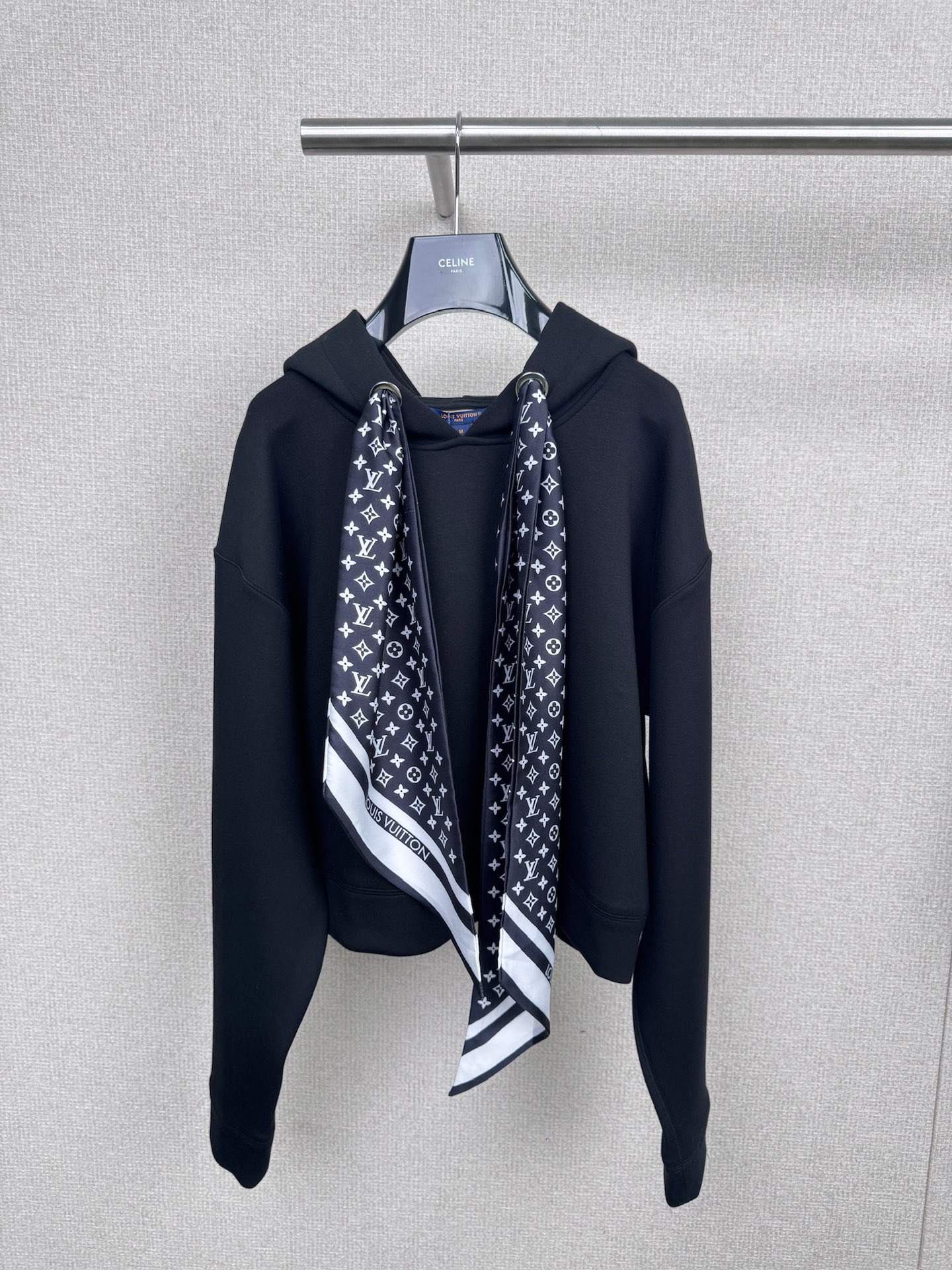 NO:500069,LV2025 autumn new air rice cotton scarf decorative hooded sweatshirt short skirt suit, sweatshirt + skirt combination is so easy to wear, who knows!  The sweatshirt + skirt I wore today, I was chased by my sisters and asked. The light gray hooded sweatshirt is loose and soft, and it feels very relaxed when putting on it. It is paired with a skirt of the same color, neat and long legs. A polka dot scarf is stuffed into the waist, and the small details are full. Go downstairs to pick up express delivery, go shopping and drink coffee. It is comfortable and beautiful to wear it. It is a good idea to wear it effortlessly. It is better to win in early autumn. I don’t know how to wear it. Wearing it in a set is a good choice. The skill of simplifying the complex can not only allow us to interpret a variety of charms, but also makes you look very noble and elegant. SML tops, louis vuitton, hoodie, sweatshirts, skirts, hats, alexander wang19860909LV2025秋季新款空气米棉丝巾装饰连帽卫衣短裙套装,卫衣+半裙这组合也太好穿了吧,谁懂啊！今天随手搭的卫衣+半裙,被姐妹追着问,浅灰色连帽卫衣,宽松又软乎乎,套上就很有松弛感,配同色半裙,利落又显腿长,往腰里塞条波点丝巾,小细节拉满,下楼取快递、逛街喝咖啡,怎么穿都舒服又好看,主打一个毫不费力变时髦,早秋这么穿稳赢好嘛,不知道怎么穿的时候,成套穿就是很好的选择方式,化繁为简的功力非但能让我们演绎多种魅力,还能让你看起来就很显贵很大气. 码数SML 上衣,,louis vuitton,hoodie,sweatshirts,skirts,hats,alexander wang,Women's clothing