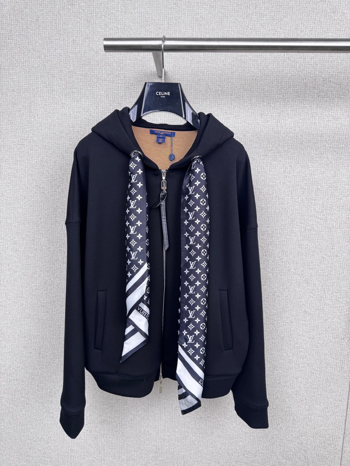 NO:500877,The new LV autumn air cotton zipper hooded sweatshirt, autumn is getting stronger, it is time to add a little 'college style' sweetness to your wardrobe. This hooded sweatshirt jacket is simply a magic weapon to reduce age. When you go back to your youth campus in seconds, you will be attracted by its fresh color scheme at a glance. The gentle volcanic gray color is like a touch of gentle sunshine in autumn. The loose style hides the flesh and makes you look slim. Whether it is paired with a pleated skirt or jeans, you can easily control it. It is full of fashion. When you wear a hat, who is not a cute school girl?  The small silk scarf embellishments in the details are exquisite and unique, which makes people unforgettable at a glance, and are super versatile. From early autumn to late autumn, one piece can handle all daily looks, and put on it in the morning and evening, warmth and fashion coexist. Come and embrace this tenderness and vitality of autumn. SML,, louis vuitton, hoodie, sweatshirts, skirts, jeans, jackets & coats, hats, alexander wang19860909LV秋季新款空气棉拉链连帽卫衣,秋意渐浓,是时候给你的衣橱添点“学院风”甜度啦,这款连帽卫衣外套,简直是减龄神器,穿上秒回青春校园时光,一眼就被它的清新配色吸引,温柔的火山灰色系,仿佛秋日里的一抹温柔阳光,宽松版型藏肉又显瘦,无论是搭配百褶裙还是牛仔裤,都能轻松驾驭,洋气十足,帽子一戴,谁还不是个可爱的学妹呢？细节处的小丝巾点缀,精致又不失个性,让人一眼难忘,而且超级百搭,从初秋到深秋,一件搞定所有日常look,早晚微凉披上它,温暖与时尚并存,快来拥抱这份属于秋天的温柔与活力吧. 码数SML,,louis vuitton,hoodie,sweatshirts,skirts,jeans,jackets & coats,hats,alexander wang,Women's clothing