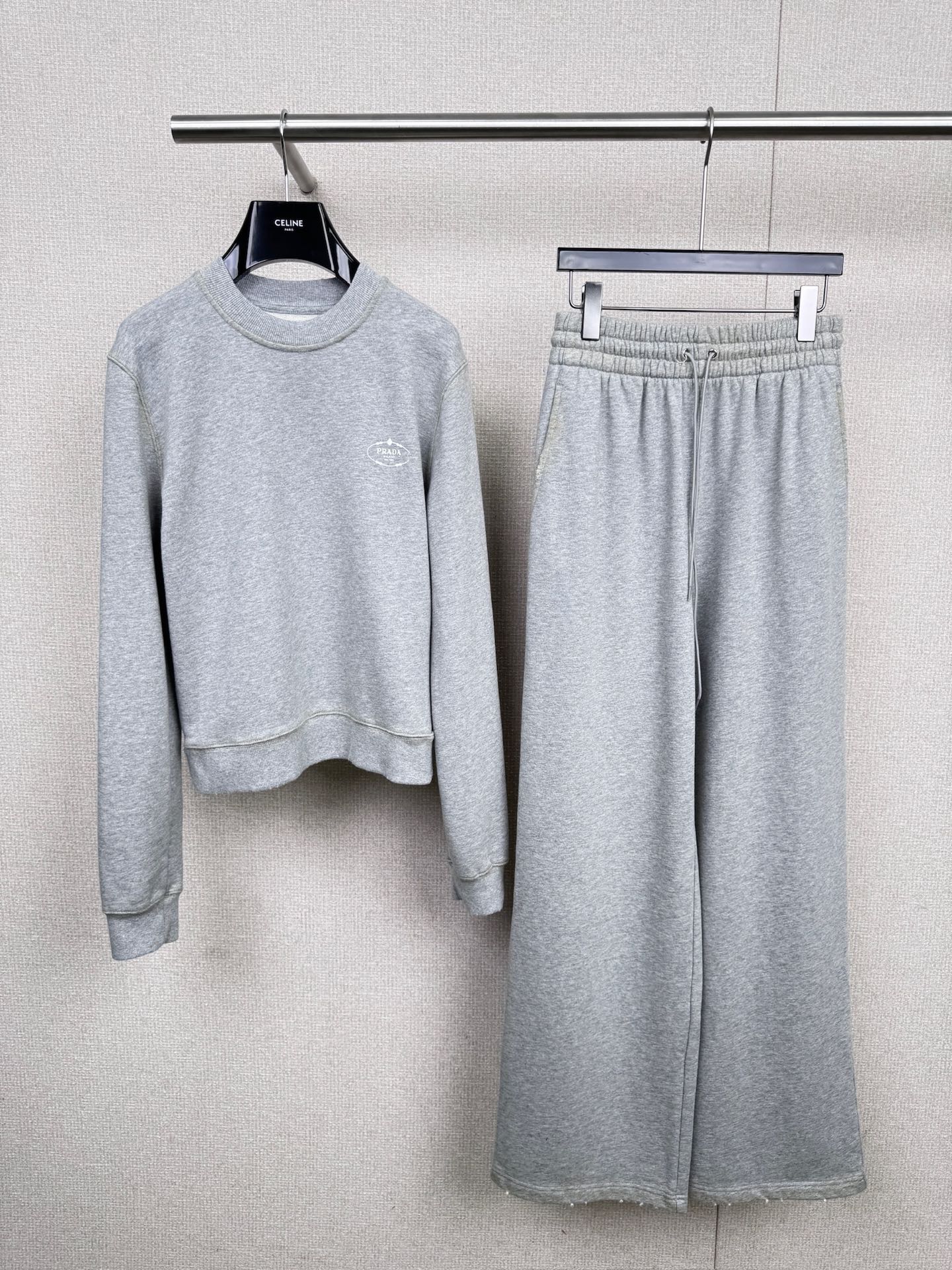 NO:500883,Prada winter women round neck slim sweatshirt suit, a perfect fusion of fashion and comfort. It is specially designed for women. The round neck design is simple and elegant, modifying the neck lines, and the slim fit style highlights your figure advantages and shows your charming charm. The sweatshirt is soft and skin-friendly, bringing warmth to winter, and the sweatshirt adds vitality. Whether it is sports or daily travel, it makes you easily become the focus and highlights the unique style. It is an ideal choice for fashionable women. The sweatshirt is soft and comfortable, with high quality, and is warm and comfortable when wearing it. The suit design is simple but not simple, demonstrating the personality charm. Whether it is leisurely walking or sports moments, it can easily show your confidence style and show the fashion charm and sports vitality of the big brand. SML tops, prada, hoodie, sweatshirts, alexander wang19860909Prada冬女圆领修身卫衣卫裤套装,时尚与舒适的完美融合,它专为女性打造,圆领设计简约大方,修饰颈部线条,修身版型凸显身材优势,展现你的迷人魅力,卫衣柔软亲肤,为冬日带来温暖,运动衫更添活力,无论是运动还是日常出行,都让你轻松成为焦点,彰显独特风格,是时尚女性的理想之选,卫衣柔软舒适,品质上乘,穿在身上温暖又自在,套装设计简约而不简单,彰显个性魅力,无论是休闲漫步还是运动时刻,它都能让你轻松展现自信风采,尽显大牌的时尚魅力与运动活力. 码数SML 上衣,,prada,hoodie,sweatshirts,alexander wang,Women's clothing