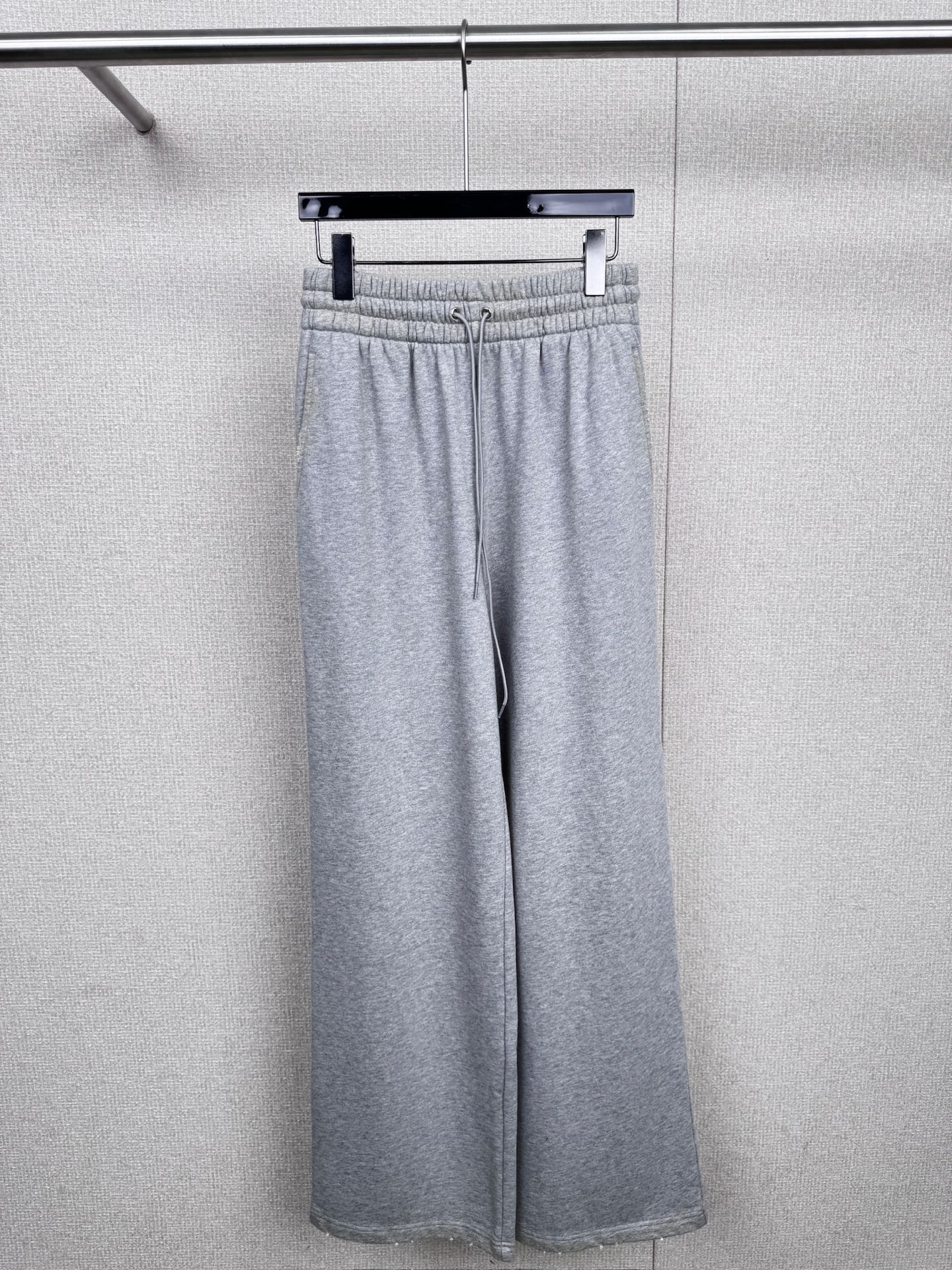 NO:500889,Prada winter women round neck slim sweatshirt suit, a perfect fusion of fashion and comfort. It is specially designed for women. The round neck design is simple and elegant, modifying the neck lines, and the slim fit style highlights your figure advantages and shows your charming charm. The sweatshirt is soft and skin-friendly, bringing warmth to winter, and the sweatshirt adds vitality. Whether it is sports or daily travel, it makes you easily become the focus and highlights the unique style. It is an ideal choice for fashionable women. The sweatshirt is soft and comfortable, with high quality, and is warm and comfortable when wearing it. The suit design is simple but not simple, demonstrating the personality charm. Whether it is leisurely walking or sports moments, it can easily show your confidence style and show the fashion charm and sports vitality of the big brand. SML, prada, hoodie, sweatshirts, alexander wang19860909Prada冬女圆领修身卫衣卫裤套装,时尚与舒适的完美融合,它专为女性打造,圆领设计简约大方,修饰颈部线条,修身版型凸显身材优势,展现你的迷人魅力,卫衣柔软亲肤,为冬日带来温暖,运动衫更添活力,无论是运动还是日常出行,都让你轻松成为焦点,彰显独特风格,是时尚女性的理想之选,卫衣柔软舒适,品质上乘,穿在身上温暖又自在,套装设计简约而不简单,彰显个性魅力,无论是休闲漫步还是运动时刻,它都能让你轻松展现自信风采,尽显大牌的时尚魅力与运动活力. 码数SML,,prada,hoodie,sweatshirts,alexander wang,Women's clothing