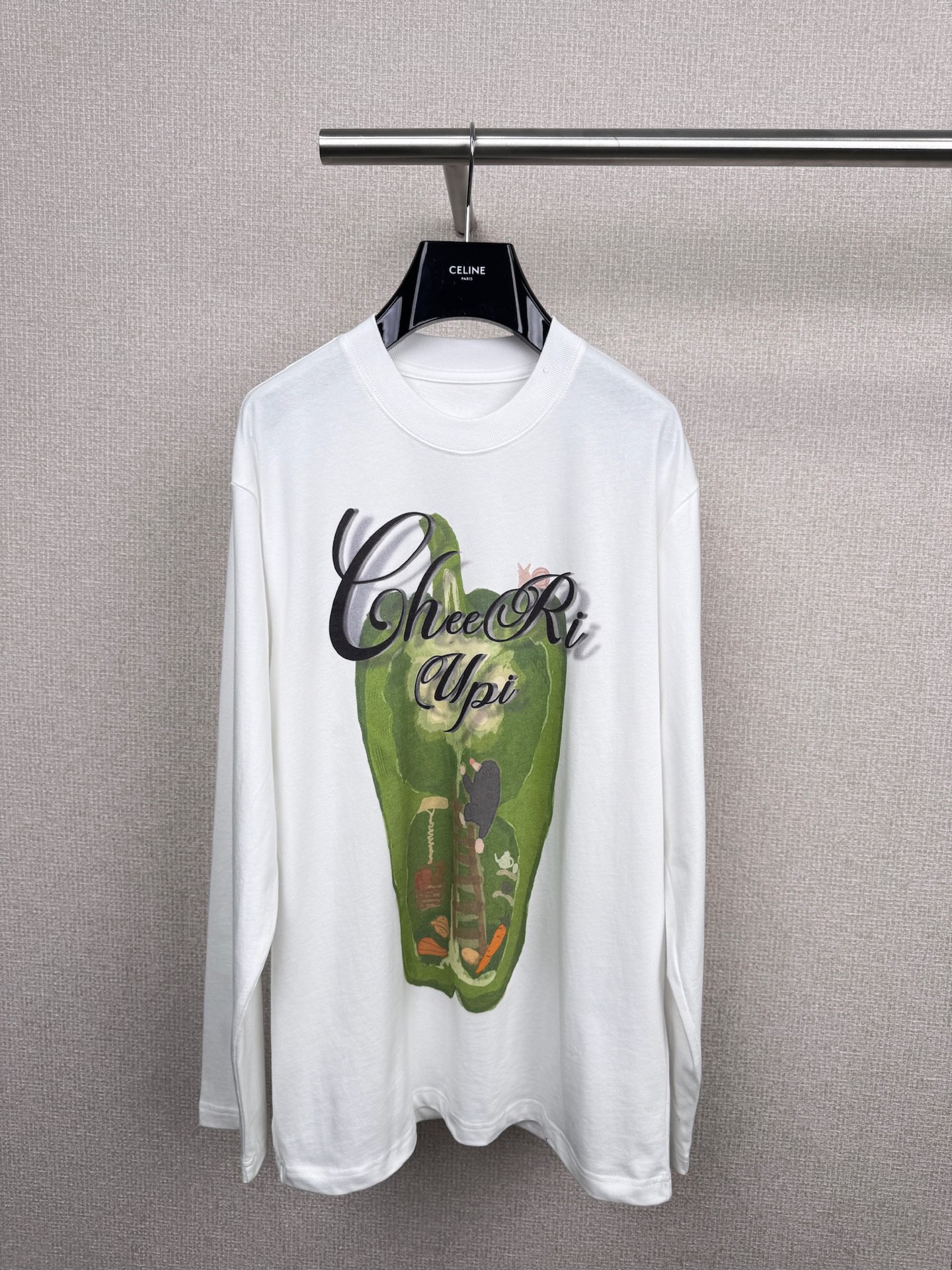 NO:500878,CHEERi UPi25 autumn new handmade crocheena green pepper house long-sleeved T-shirt, white clean and refreshing, long-sleeved thin design, sun protection and comfortable, loose style, super friendly to all kinds of figures, quietly 'hide' the meat. The round neck is gentle and does not tie the neck, the print adds a lot of points to the whole dress, easily creating a casual and fashionable style, this green pepper T plays the childlike fun, who knows, this T directly wears the 'vegetable fairy tale' on the body, the super large green pepper print + three-dimensional doll, it looks like breaking into the vegetable villain country, full of childlike fun, loose white T with stockings + small leather shoes, lazy and age-reducing, the day I was chased and asked, the cute value exceeded the standard warning. SML, tees, t-shirt, alexander wang19860909CHEERi UPi25秋新款手工钩针鼹鼠的青椒屋长袖T恤,白色干净清爽,长袖薄款设计防晒又舒适,宽松的款式,对各种身材超友好,悄悄把肉肉“藏起来”.圆领温柔不勒脖,印花为整件衣服加分不少,轻松打造休闲时尚风,这件青椒T把童趣玩明白了,谁懂啊,这件T直接把“蔬菜童话”穿身上,超大青椒印花+立体小玩偶,像闯进蔬菜小人国,童趣感拉满,宽松白T配长袜+小皮鞋,慵懒又减龄,被追着问的一天,可爱值超标警告. 码数SML,,tees，t-shirt,alexander wang,Women's clothing