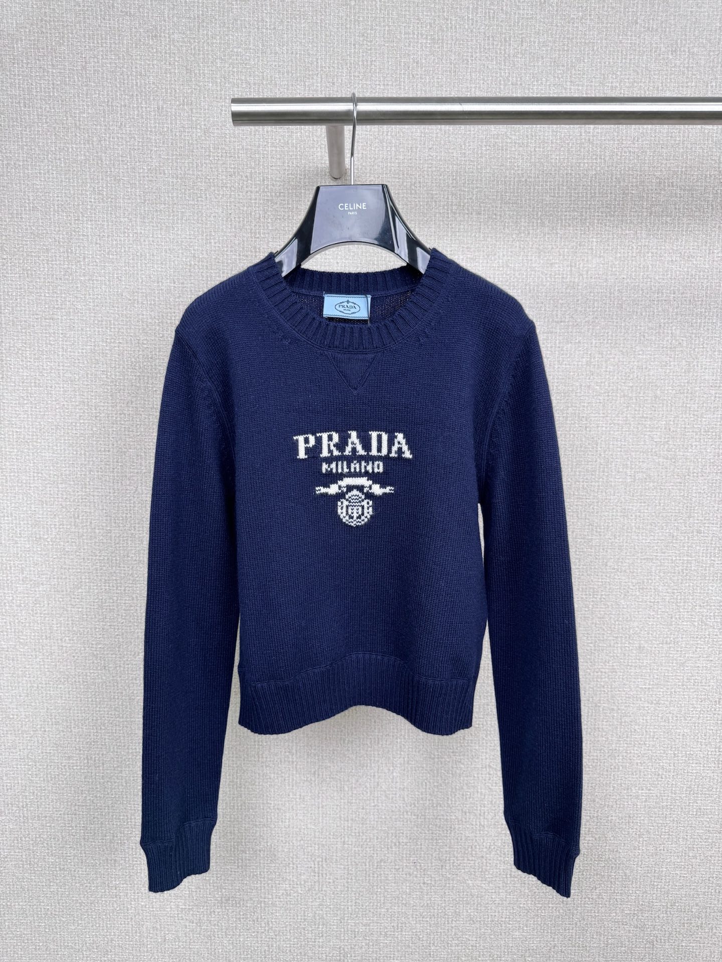 NO:500866,I’ll give you a super stylish wool sweater, that is Prada’s logo-embedded wool sweater, which is really cool. This sweater uses exquisite embroidery jacquard technology to fully display the classic logo of Prada. Moreover, its wool material is very soft and comfortable, and it is both warm and comfortable to wear. Its neckline and hem are ribbed and closed, which not only adds the overall layering, but also can keep warm well. When wearing it, you can instantly transform into a fashion expert. The details of this sweater are also very well handled, and both the stitching demonstrates the luxury quality of the counter. Whether it is given to relatives and friends or wearing it yourself, it is a very good choice!  In short, this Prada logo embroidered wool sweater is really stylish. If you also want to wear it in a warm spring, then this sweater is definitely your best choice. Come and try it, I believe you will fall in love with it. SML, prada, sweaters, alexander wang19860909给大家种草一件超级有格调的羊毛衫,那就是Prada的徽标刺绣羊毛毛衣,真的是太酷了,这款毛衣采用了精美的刺绣提花工艺,将Prada的经典徽标展现得淋漓尽致,而且它的羊毛材质非常柔软舒适,穿在身上既暖和又舒适,它的领口和下摆都做了罗纹收口设计,不仅增加了整体的层次感,还能很好地御寒保暖,穿上它,让你瞬间变身时尚达人,这款毛衣的细节处理也非常到位,无论是缝线都彰显着专柜的奢华品质.无论是送给亲朋好友还是自己穿,都是非常好的选择！ 总之,这款Prada徽标刺绣羊毛毛衣真的是太有范了,如果你也想在温暖的春天穿出时尚感,那么这款毛衣绝对是你的不二之选,快来试试吧,相信你一定会爱上它的. 码数SML,,prada,sweaters,alexander wang,Women's clothing