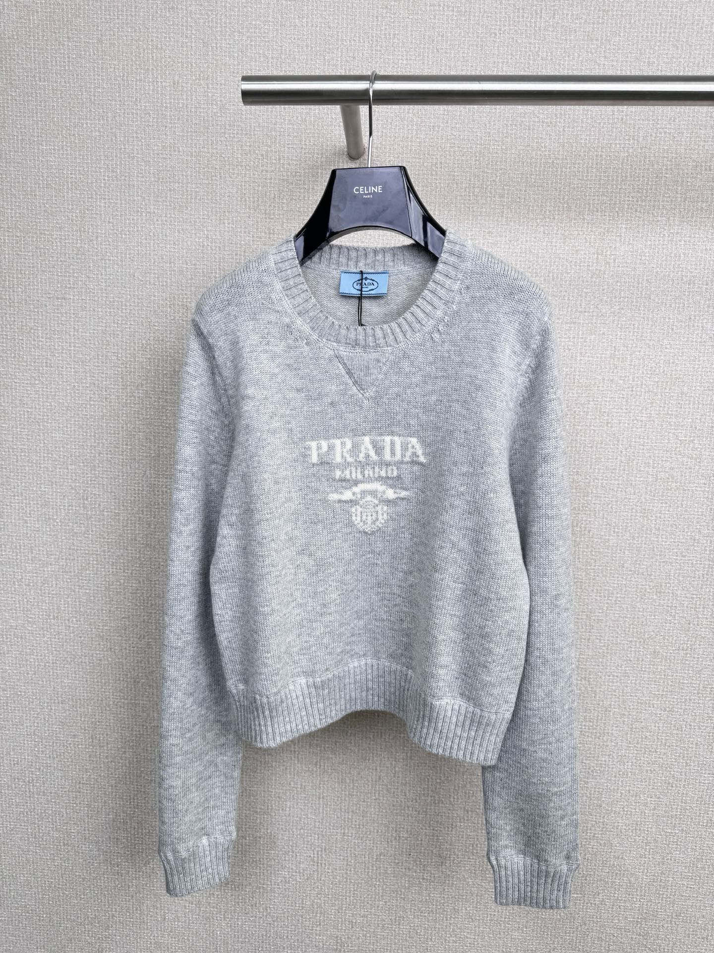 NO:500872,I’ll give you a super stylish cardigan, that is Prada’s logo-embedded wool sweater, which is really cool. This sweater uses exquisite embroidery jacquard technology to fully display the classic logo of Prada. Moreover, its wool material is very soft and comfortable, and it is both warm and comfortable to wear. Its neckline and hem are ribbed and closed, which not only adds the overall layering, but also keeps warm. When wearing it, you can instantly transform into a fashion expert. The details of this sweater are also very well handled, and both the stitching demonstrates the luxury quality of the counter. Whether it is given to relatives and friends or wearing it yourself, it is a very good choice!  In short, this Prada logo embroidered wool sweater is really stylish. If you also want to wear it in a warm spring, then this sweater is definitely your best choice. Come and try it, I believe you will fall in love with it. SML, prada, sweaters, alexander wang19860909给大家种草一件超级有格调的羊毛衫,那就是Prada的徽标刺绣羊毛毛衣,真的是太酷了,这款毛衣采用了精美的刺绣提花工艺,将Prada的经典徽标展现得淋漓尽致,而且它的羊毛材质非常柔软舒适,穿在身上既暖和又舒适,它的领口和下摆都做了罗纹收口设计,不仅增加了整体的层次感,还能很好地御寒保暖,穿上它,让你瞬间变身时尚达人,这款毛衣的细节处理也非常到位,无论是缝线都彰显着专柜的奢华品质.无论是送给亲朋好友还是自己穿,都是非常好的选择！ 总之,这款Prada徽标刺绣羊毛毛衣真的是太有范了,如果你也想在温暖的春天穿出时尚感,那么这款毛衣绝对是你的不二之选,快来试试吧,相信你一定会爱上它的. 码数SML,,prada,sweaters,alexander wang,Women's clothing