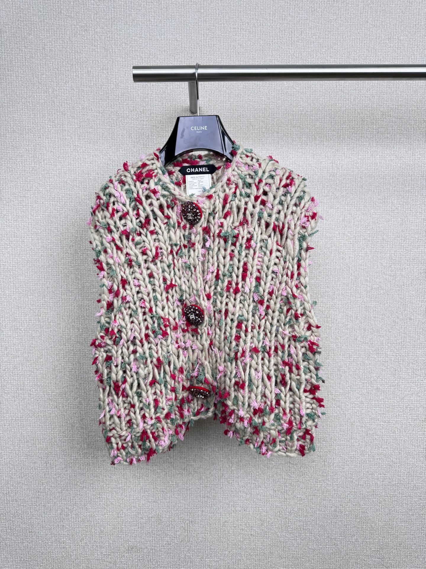 NO:501490,Chanel2025 casual version V-neck shoulder yarn thick-needle knitted vest, selected fashion sense soft and stylish wool yarn, ready-to-wear has a crisp and skin-skinned draping appearance, and can experience an unparalleled skin-friendly touch. The surface is slightly velvety, with high-end draping, not easy to loosen, comfortable and warm, ready-to-wear flexible and crisp, fashion style three-dimensional box type, warm and loose for layering, the whole body is naturally pocketed, loose and optimized at the same time, high-end vertical tailoring design, creating the most practical H-silhouette for autumn and winter, which is even more lazy and casual  V-neck sweater is comfortable and stylish, with neat and smooth lines, and easy to hide the flesh, giving more space for outfits. The upper body is loose and moderate, and the overall body is muscled but not tight. It is very friendly to all kinds of figures. It is easy to wear and control the slightly wide shoulder-drop design, lazy and stylish, warm and comfortable, suitable for going out at home, and the details can be seen in high-end texture, full of casual style, easy to put on and take off, wipe off the wide shoulder and thick back figure, very simple and casual, versatile apricot color, free matching, is an indispensable item for you in autumn and winter. SML, chanel, sweaters, alexander wang19860909Chanel2025休闲版型V领落肩花纱粗针针织套头马甲,甄选时装感垂柔有型羊毛纱,成衣即拥有挺括骨感的垂坠感外观,又能体会无与伦比的亲肤触感,表面微绒感,垂坠度高级,不易松垮走形,亲柔舒适温暖,成衣柔韧挺括,时装风立体箱型,温暖宽松适于叠穿造型,整身螺纹下摆自然兜量 松身同时优化身材比例,高定立裁设计,打造秋冬最为实穿的经典H廓形,更是慵懒随性 V领毛衣舒适有型,线条利落流畅,轻松藏肉,给予穿搭更多空间,上身松弛有度,整体有筋骨但不紧绷对各种身材都很友好,好穿好驾驭微宽落肩设计,慵懒修型,温暖舒适,居家外出皆宜,细节处可见高级质感,随性范十足,穿脱方便,抹去宽肩与厚背身材,非常简约随性,百搭杏色,搭配自由,是你秋冬必不可少的一件单品. 码数SML,,chanel,sweaters,alexander wang,Women's clothing