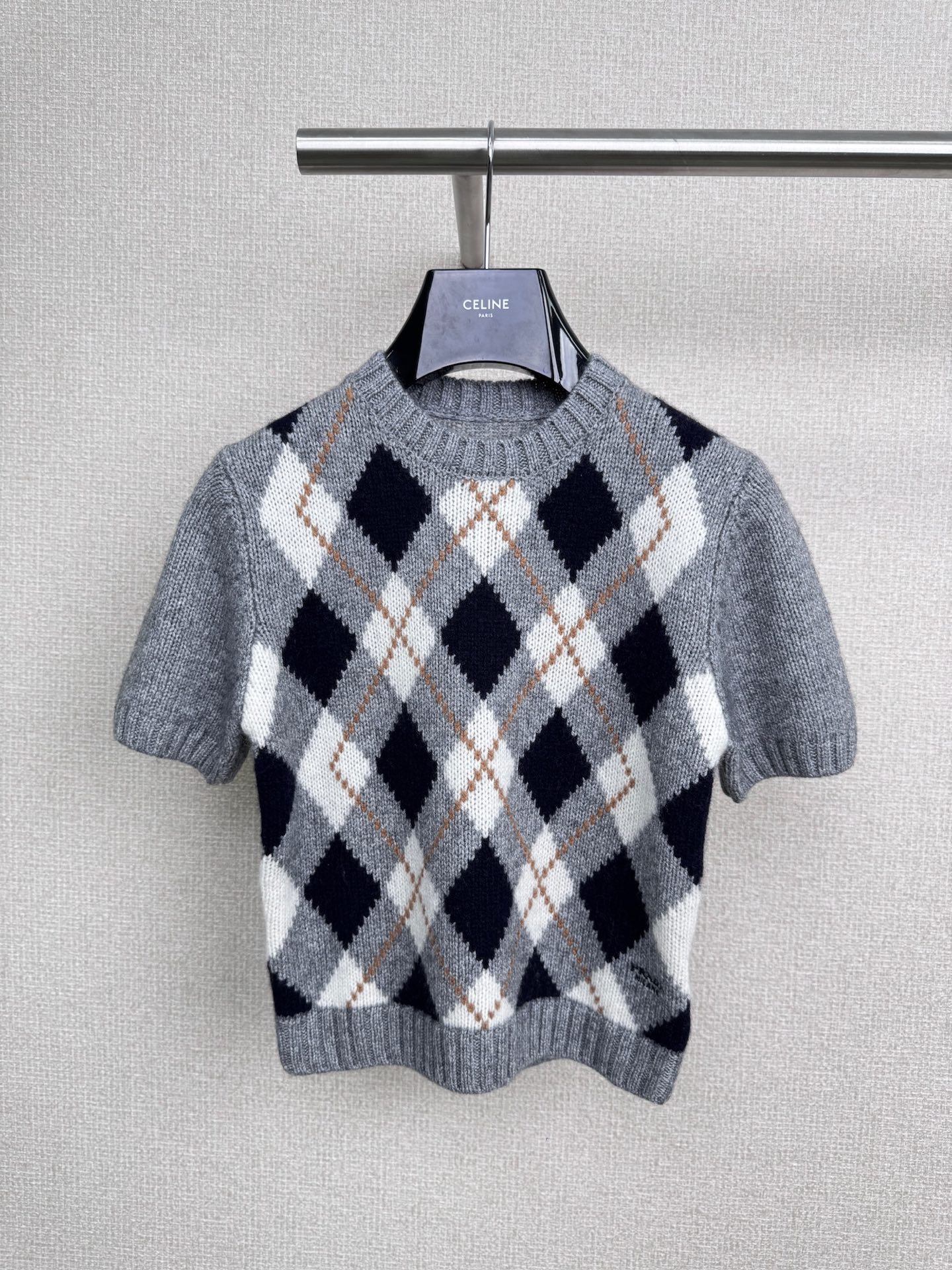 NO:501497,Prada2025 diamond knitted short-sleeved sweater on the body is a classic style of P's family. The gray background color is calm and atmospheric, and the black and white plaid pattern embellishes instantly breaking the monotony. It is full of British college style. The wool and cashmere knitted fabric is super soft, close to the body and skin-friendly and breathable, and has no sense of restraint. It is paired with straight jeans. It is extremely tolerance for various leg shapes. Visually, it is directly extended to make your legs look taller and slimmer, and the whole set can be worn easily. Whether it is daily commuting or weekend shopping and dates, you can easily grasp the temperament and love it. You guys, come and try it. SML, prada, jeans, T-shirt, alexander wang19860909Prada2025菱格针织短袖,身上这件菱格短袖针织衫,是P家的经典款,灰色的底色沉稳又大气,黑白格图案点缀,瞬间打破单调 ,满满的英伦学院风,绵羊毛和山羊绒针织的面料超级柔软,贴身穿亲肤又透气,完全没有束缚感,搭配上直筒牛仔裤,对各种腿型的包容度都超高,视觉上直接拉长双腿,显高显瘦效果一流,一整套穿下来,不管是日常通勤,还是周末逛街约会,都能轻松拿捏气质感,狠狠爱住了,宝子们赶紧来试试. 码数SML,,prada,jeans,T-shirt,alexander wang,Women's clothing