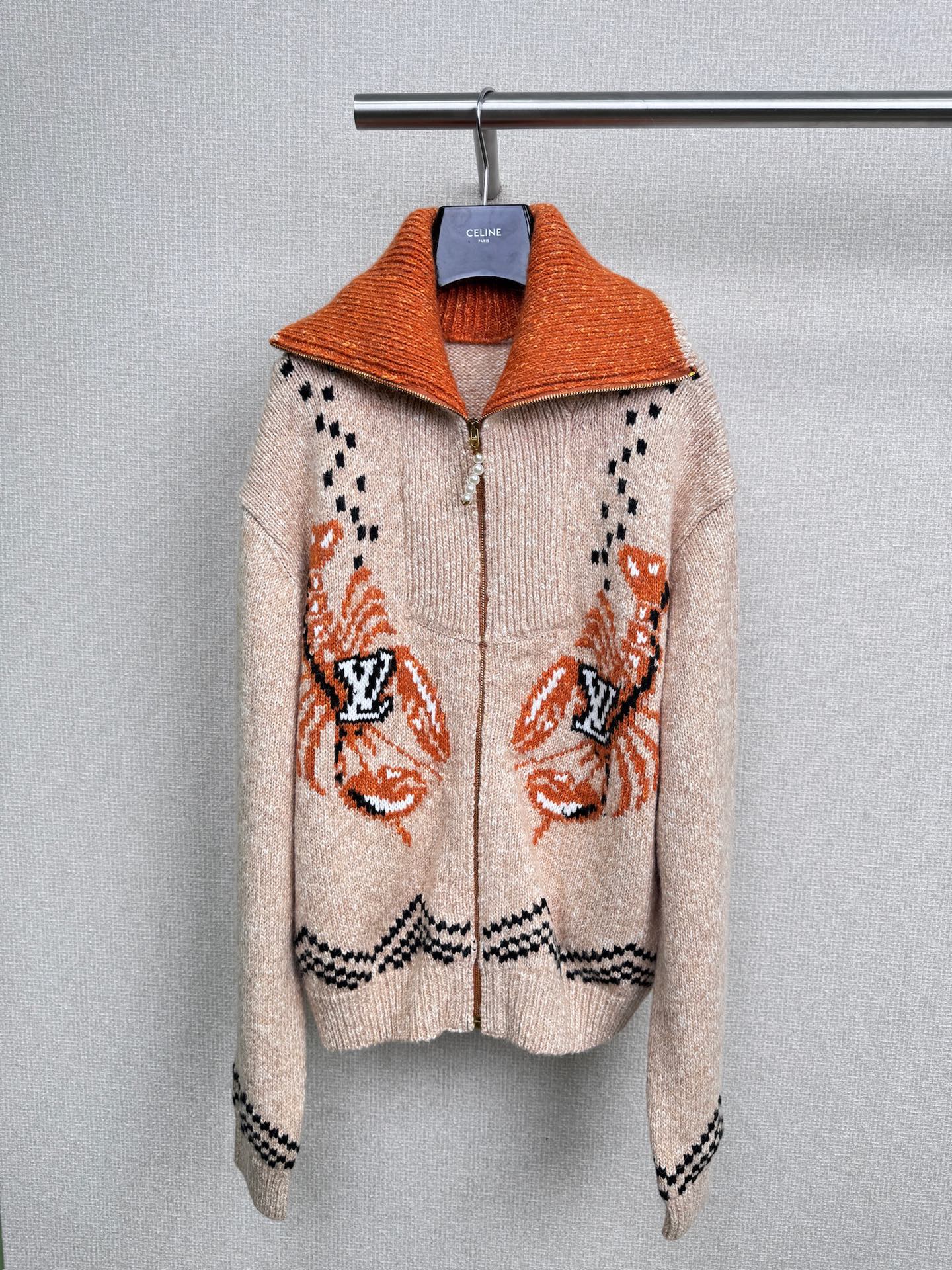 NO:501507,LV2025 autumn and winter new Nigo series lapel jacquard cardigan sweater, a dark card wool cotton knitted jacket with hand-made texture, embroidered with inlay and embroidery patterns inspired by the 25th autumn and winter fashion show of Feidong and Nigo. The two koi patterns on the front are decorated with logos, and the back is decorated with cherry blossom patterns and brand logos. It echoes the traditional culture of Nigo's hometown of Japan. The zipper head is decorated with pearl decoration, injecting fashionable style into the comfortable shape. The double zipper is not only easy to put on and take off, but also can change the shape at will, half-pull pulling, lazy and casual, revealing the inner layer.  Sexy, pull it up, instantly warm turtleneck sweater, windproof and fashionable, thickened knitted fabric, soft and skin-friendly, surrounded by warmth as soon as you are on the upper body, and the chill of late autumn and early winter is dispelled. The loose style is even more unique. A master of 'hiding meat' is undoubtedly a chubby girl, and a slightly fat girl can also wear it in a lazy and relaxed sense. It is very nice to wear it outside and inside, and it is neat and free with jeans, and the gentleness of the skirt is doubled. Whether it is on the commuter road, wandering on weekends or staying at home, this cardigan is the best choice. This autumn and winter, let this navy blue jacquard double zipper sweater cardigan contract your fashion and warmth. It is not a bad idea to buy it, sisters close their eyes.  SML, louis vuitton, skirts, jeans, jackets & coats, sweaters, alexander wang19860909LV2025秋冬新款Nigo系列翻领提花开衫毛衣,款深卡色羊毛棉质针织外套饶富手工质感,缀有灵感源自菲董与Nigo联乘合作25年秋冬时装展的嵌花和刺绣图案,正面的两条锦鲤图案饰有标志,背面则缀以樱花图案与品牌标志的日文字,呼应Nigo家乡日本的传统文化,拉链头缀有珍珠装饰,为舒适造型注入时尚格调,双拉链来袭不仅穿脱方便,还能随心变换造型,半拉下拉,慵懒随性,露出内搭小性感,全拉上,秒变温暖高领毛衣,防风又时髦,加厚针织面料,软糯亲肤,一上身就被温暖包围,深秋初冬的寒意统统驱散.宽松版型更是一绝,“藏肉”高手无疑,微胖女孩也能穿出慵懒松弛感,外穿内搭都很绝,配牛仔裤利落洒脱,搭裙子温柔加倍,无论是通勤路上、周末闲逛还是宅在家里,这件开衫都是不二之选,这个秋冬,快让这件藏青色提花双拉链毛衣开衫承包你的时尚与温暖,入手不亏,姐妹们闭眼入. 码数SML,,louis vuitton,skirts,jeans,jackets & coats,sweaters,alexander wang,Women's clothing