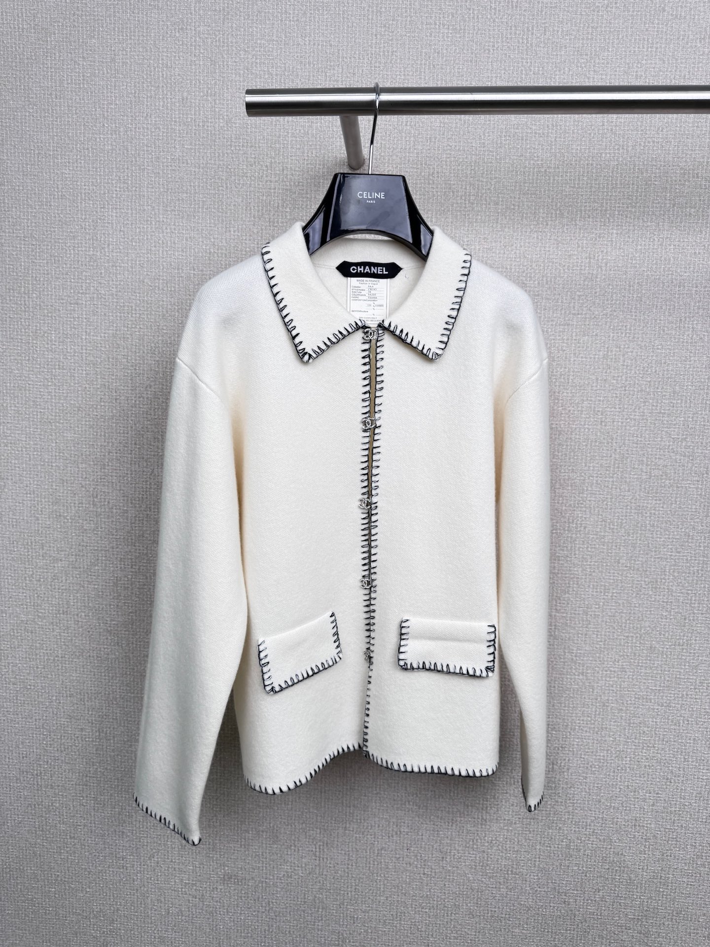 NO:501528,Chanel 2025 autumn and winter new lapel contrasting edge cashmere cardigan, simple and high-end, and the temperament is also a unique streamlined sleeve design, comfortable and not cramped, and hand movement is convenient and easy to move. One thing is said, this cardigan is really not picky. The fabric is made for you with 7-pin cashmere wool and other blended fabrics, which are comfortable and breathable, environmentally friendly, anti-folding and wrinkle-resistant and shaped. The whole piece weighs about 270g, and the upper body is soft and comfortable. The whole piece is also very special. The whole piece design keeps a simple body and can also enrich the details. It is a very distinctive piece that looks very unique. The layering is very touching. The beige is durable and not picky. It is definitely a must-have. If you want to become outstanding in winter, choose it. It is right to make your appearance rise sharply. It is a cardigan jacket that takes into account both comfort and appearance. Size SML, chanel, jackets &  coats,alexander wang19860909Chanel2025秋冬新款翻领撞色边羊绒开衫,简简单单的就很高级,抬气质也是一绝的流线型袖子设计,舒适不局促,手活动便捷自如,有一说一这件开衫版型真的没得挑剔的,面料给你们做的是7针羊绒羊毛等混纺面料新,具有舒适透气环保,抗折抗皱能定型的特性,整件衣服克重270g左右,上身柔软舒适整件工艺也很特别,整件设计保持简约衣身同时还能丰富细节层次,就属于单看就很有特点的一件,叠穿就很有腔调,米白色耐看不挑人,肯定必入的,想在冬季变得出众就选它没错啦,让颜值直线上升,是兼顾舒适度和颜值的开衫外套. 码数SML,,chanel,jackets & coats,alexander wang,Women's clothing