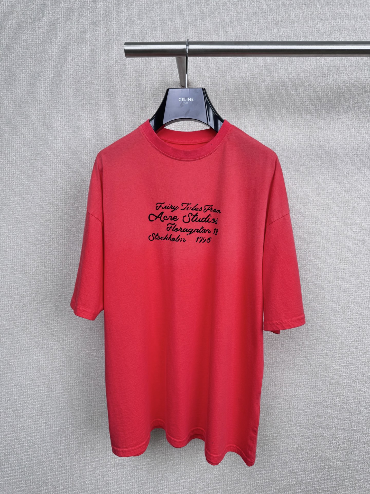 NO:501547,Acne 1996 short-sleeved YYDS, American retro has swept the fashion circle in the past two years, and old-fashioned washing, dirty feeling, and beggar style have become synonymous with high-end feeling. Why is this short-sleeved so popular?  The same style as G-Dragon, with a bit of street style, it will taste like that when you wear it casually, it is worn with an old washing process, with its own 'indiscretional and unrestrained' filter, it will feel more and more time-consuming, American retro upup, casual pair of jeans or work pants, directly replicate the Y2K trendy people, wear Acne 1996, play with dopamine outfits, high street feeling, relaxation and fashionable feeling, really not picky, if you ask what to buy a T-shirt, Acne 1996 must make it. Number XS S M,,acne studios, jeans, T-shirt,tees, t-shirt, alexander wang19860909Acne 1996短袖真的YYDS,这两年美式复古横扫时尚圈,做旧水洗、脏脏感、乞丐风直接成了高端感代名词,这件短袖为什么这么火？权志龙同款,带点街头痞帅,随便一穿就有那味儿,做旧水洗工艺,自带“随性不羁”滤镜,越穿越有感觉,美式复古upup,随便搭条牛仔裤or工装裤,直接复刻Y2K潮人,穿Acne 1996,玩转多巴胺穿搭,高街感、松弛感、时髦感一步到位,真的不挑人,要问T恤买啥,Acne 1996必须冲. 码数XS S M,,acne studios,jeans,T-shirt,tees，t-shirt,alexander wang,Women's clothing