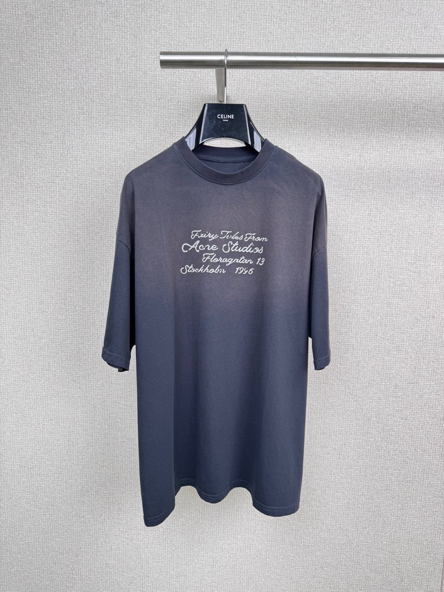 NO:501555,Acne 1996 short-sleeved YYDS, American retro has swept the fashion circle in the past two years, and old-fashioned washing, dirty feeling, and beggar style have become synonymous with high-end feeling. Why is this short-sleeved so popular?  The same style as G-Dragon, with a bit of street style, it will taste like that when you wear it casually, it is worn with an old washing process, with its own 'indiscretional and unrestrained' filter, it will feel more and more time-consuming, American retro upup, casual pair of jeans or work pants, directly replicate the Y2K trendy people, wear Acne 1996, play with dopamine outfits, high street feeling, relaxation and fashionable feeling, really not picky, if you ask what to buy a T-shirt, Acne 1996 must make it. Number XS S M,,acne studios, jeans, T-shirt,tees, t-shirt, alexander wang19860909Acne 1996短袖真的YYDS,这两年美式复古横扫时尚圈,做旧水洗、脏脏感、乞丐风直接成了高端感代名词,这件短袖为什么这么火？权志龙同款,带点街头痞帅,随便一穿就有那味儿,做旧水洗工艺,自带“随性不羁”滤镜,越穿越有感觉,美式复古upup,随便搭条牛仔裤or工装裤,直接复刻Y2K潮人,穿Acne 1996,玩转多巴胺穿搭,高街感、松弛感、时髦感一步到位,真的不挑人,要问T恤买啥,Acne 1996必须冲. 码数XS S M,,acne studios,jeans,T-shirt,tees，t-shirt,alexander wang,Women's clothing