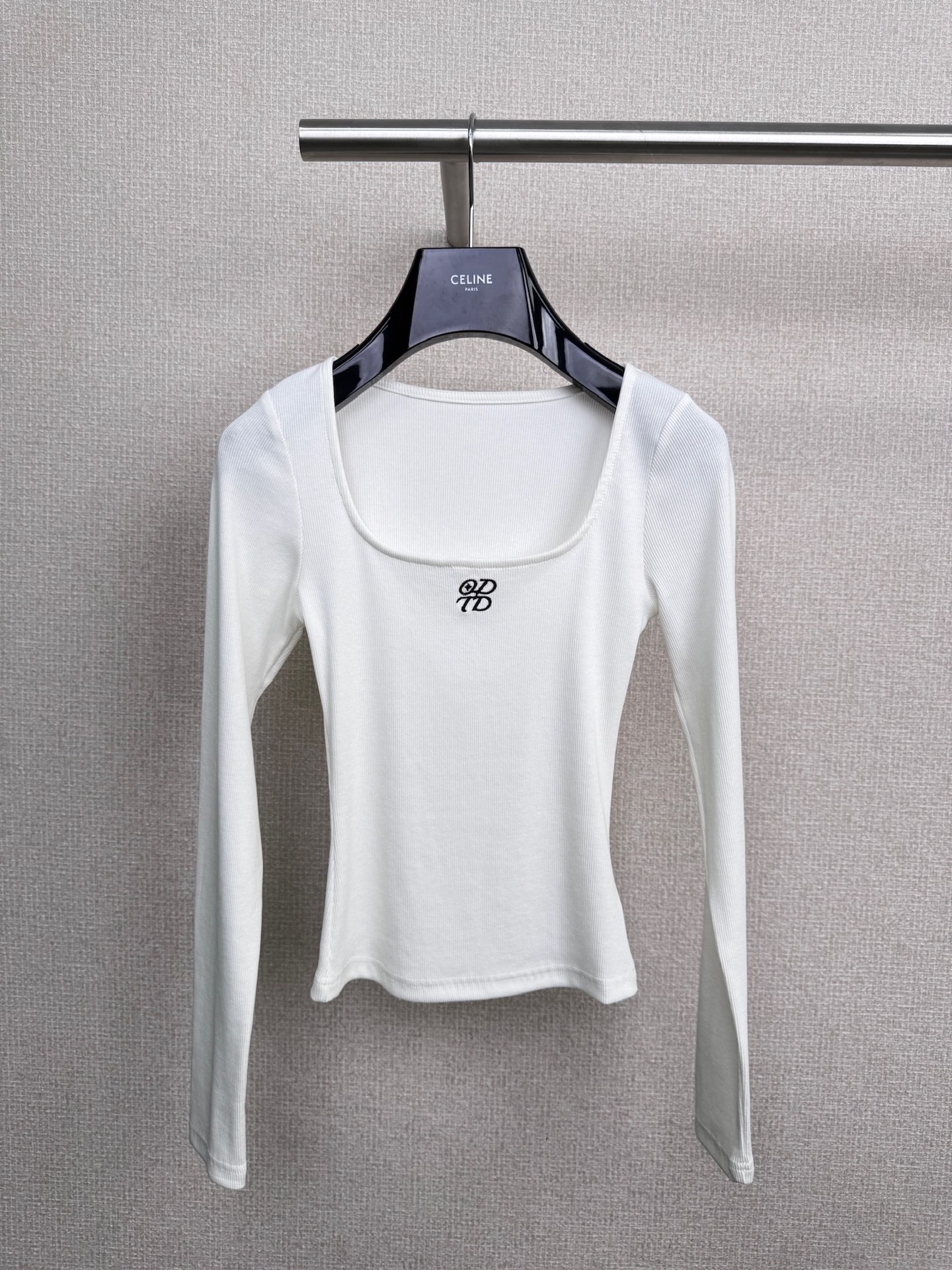 NO:501562,ODTD Designer Brand's 2025 autumn and winter new product basic large U-neck logo embroidered top, close-fitting and comfortable, perfect inner wear, this long-sleeved base shirt uses soft cotton fabric, which brings you warmth and comfort, easily creates a sense of layering and displays a fashionable atmosphere. The large U-neck design has a unique large U-neck cut that lengthens the neck lines, which is elegant and fashionable, suitable for various occasions, effectively enhances the overall temperament and makes you more charming. The waist-hugging design is slim and perfectly covers the worries of the lower abdomen, perfectly fits your body, looks slim and decorates the curves. It is a must-have item in every woman's wardrobe. Whether it is matched with high-waisted pants, skirts, or as an inner wear of a jacket, it can add a unique style to your overall look, simple but not simple, making this coconut velvet large U-neck base shirt your fashion secret weapon and easily control various occasions.  SML, Skirts, Jackets & coats, alexander wang19860909ODTD 设计师品牌2025秋冬新品基础大U领logo刺绣上衣,贴身舒适,完美内搭,这款长袖打底衫采用柔软纯棉面料,给你带来温暖与舒适,轻松打造层次感,展现时尚气息,大U领设计独特的大U领剪裁,拉长颈部线条,优雅又时尚,适合各种场合,有效提升整体气质,让你更显迷人,收腰修身恰到好处的收腰设计,巧妙遮掩小腹烦恼,完美贴合你的身形,既显瘦又修饰曲线,是每个女性衣橱里的必备单品,无论是搭配高腰裤、半身裙,还是作为外套的内搭,它都能为你的整体造型增添独特风格,简约而不简单,让这款椰绒大U领打底衫成为你的时尚秘密武器,轻松驾驭各种场合. 码数SML,,skirts,jackets & coats,alexander wang,Women's clothing